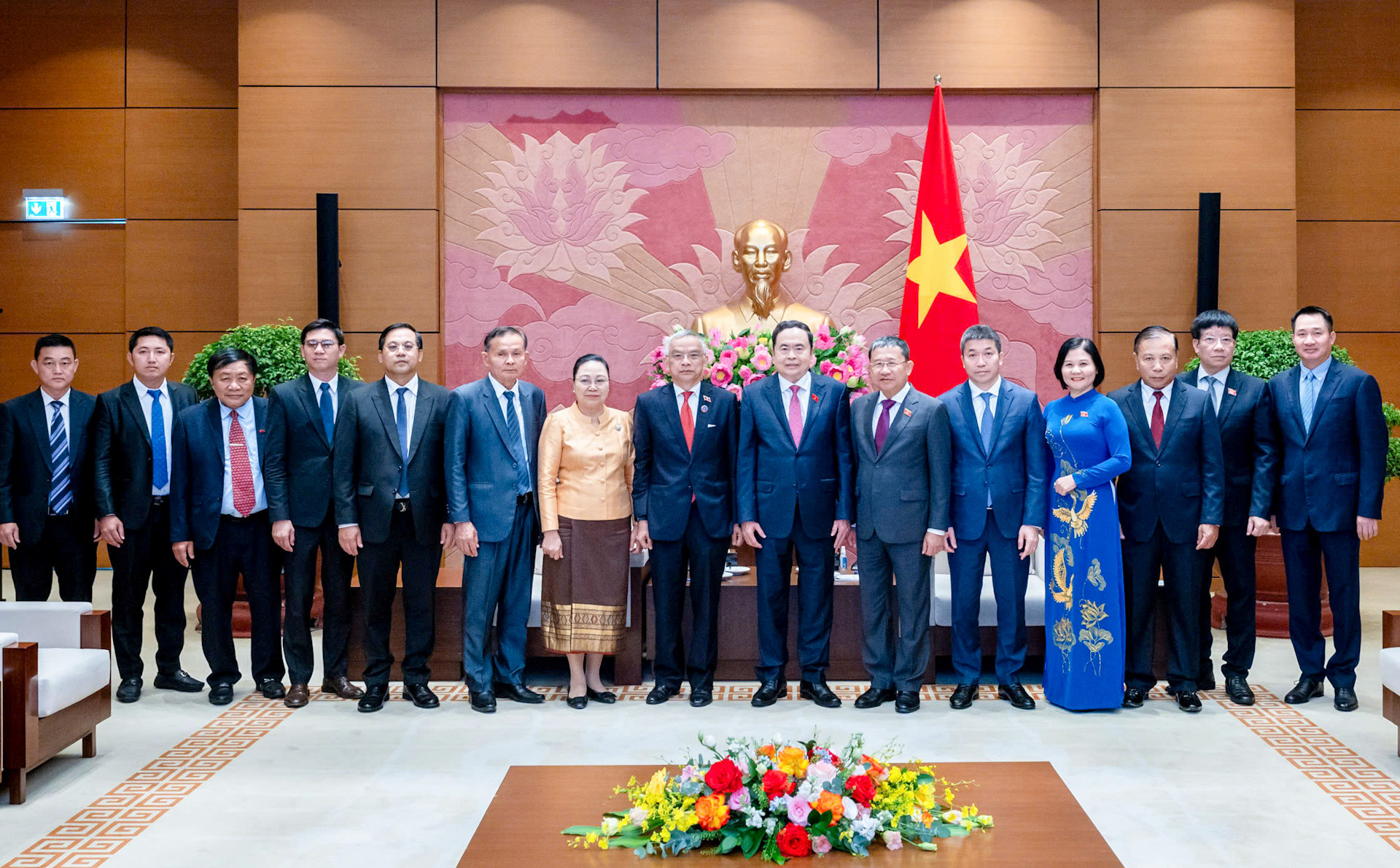 Chủ tịch Quốc hội Trần Thanh Mẫn và Phó Chủ tịch Quốc hội, Chủ tịch Ủy ban Hòa bình và Đoàn kết Lào Sommad Pholsena chụp ảnh lưu niệm với đại biểu hai nước tại cuộc tiếp.