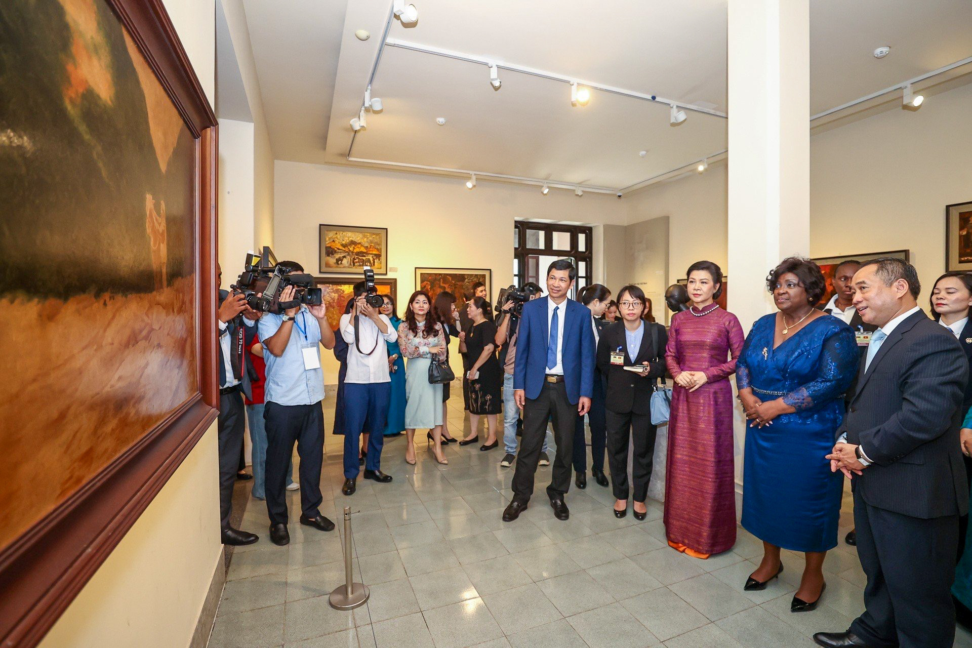 Phu nhân Tổng Bí thư, Chủ tịch nước Tô Lâm và Phu nhân Tổng thống Mozambique Filipe Jacinto Nyusi tham quan khu triển lãm tranh sơn mài tại Bảo tàng Mỹ thuật Việt Nam.
