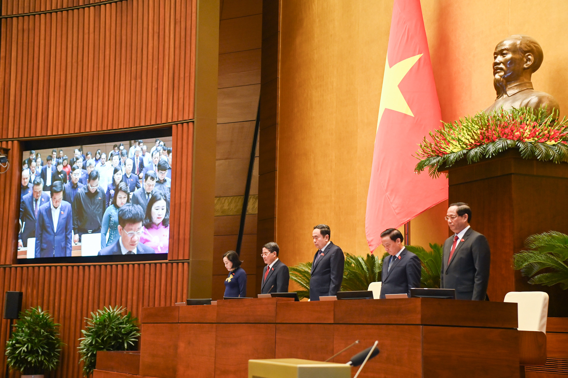 Chủ tịch Quốc hội Trần Thanh Mẫn và các Phó Chủ tịch Quốc hội dành một phút mặc niệm cố Tổng Bí thư Nguyễn Phú Trọng.