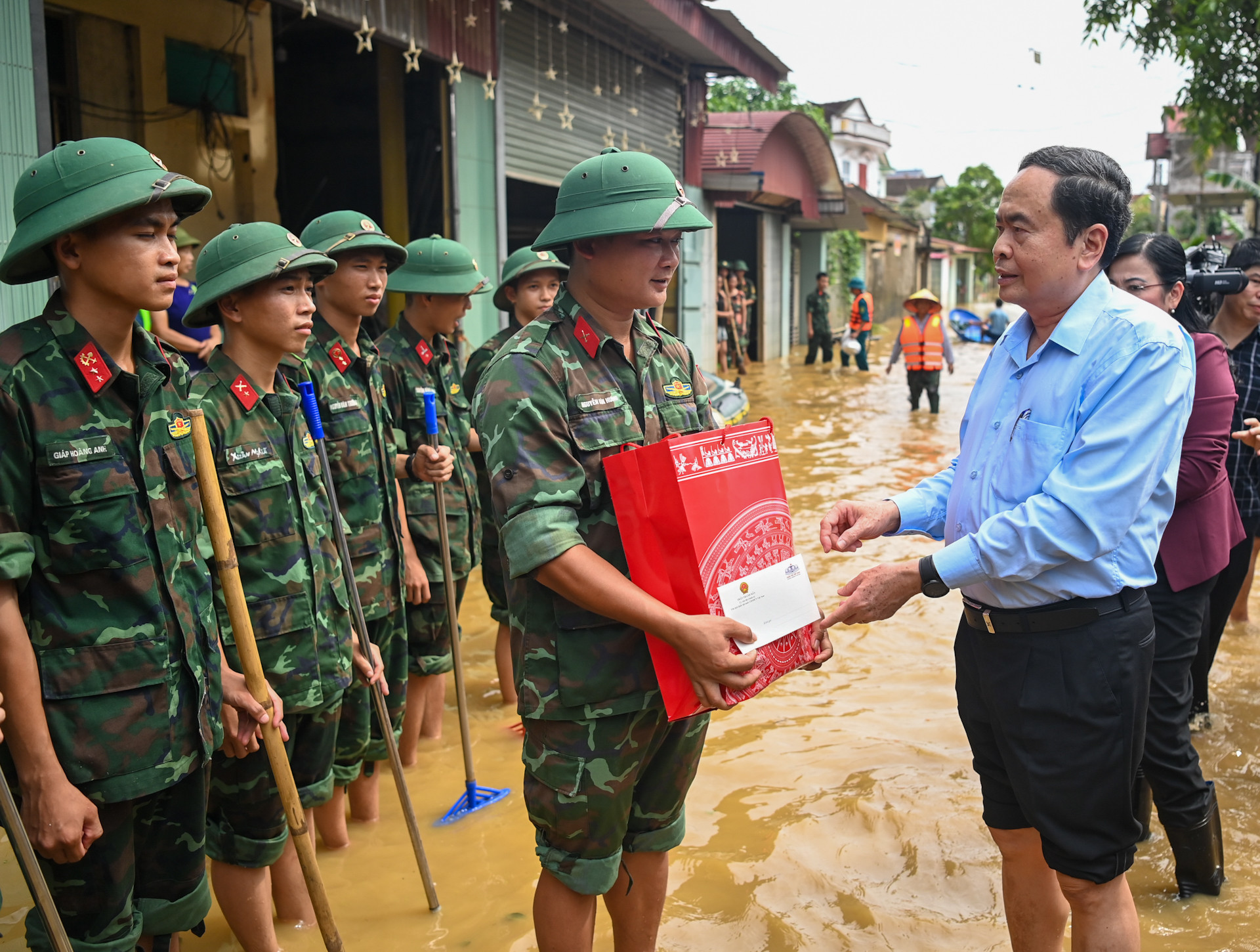 Chủ tịch Quốc hội Trần Thanh Mẫn thăm hỏi, trao quà, tặng lực lượng quân đội tham gia khắc phục hậu quả ngập lụt tại xã Nga My.