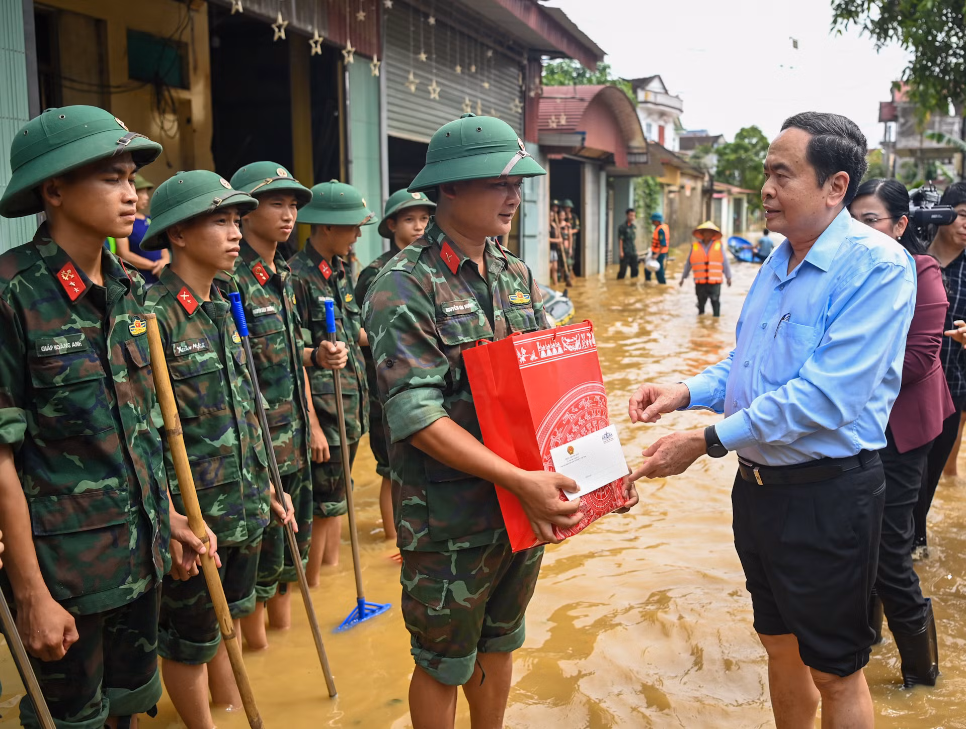 Chủ tịch Quốc hội Trần Thanh Mẫn thăm hỏi, trao quà, tặng lực lượng quân đội tham gia khắc phục hậu quả ngập lụt tại xã Nga My.