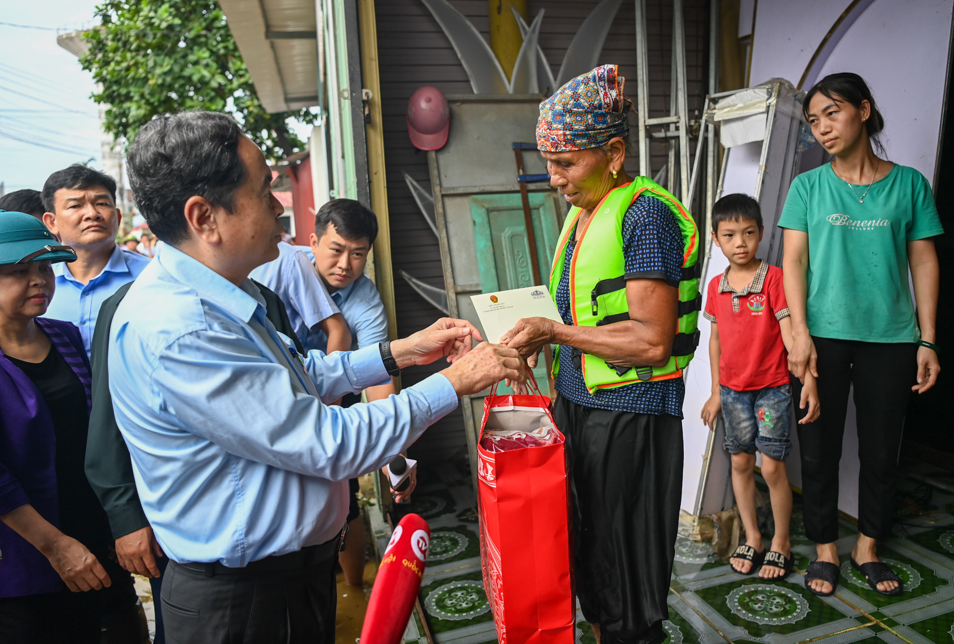 Chủ tịch Quốc hội Trần Thanh Mẫn thăm hỏi, động viên, trao quà, tặng các gia đình tại thôn Điếm, xã Nga My.