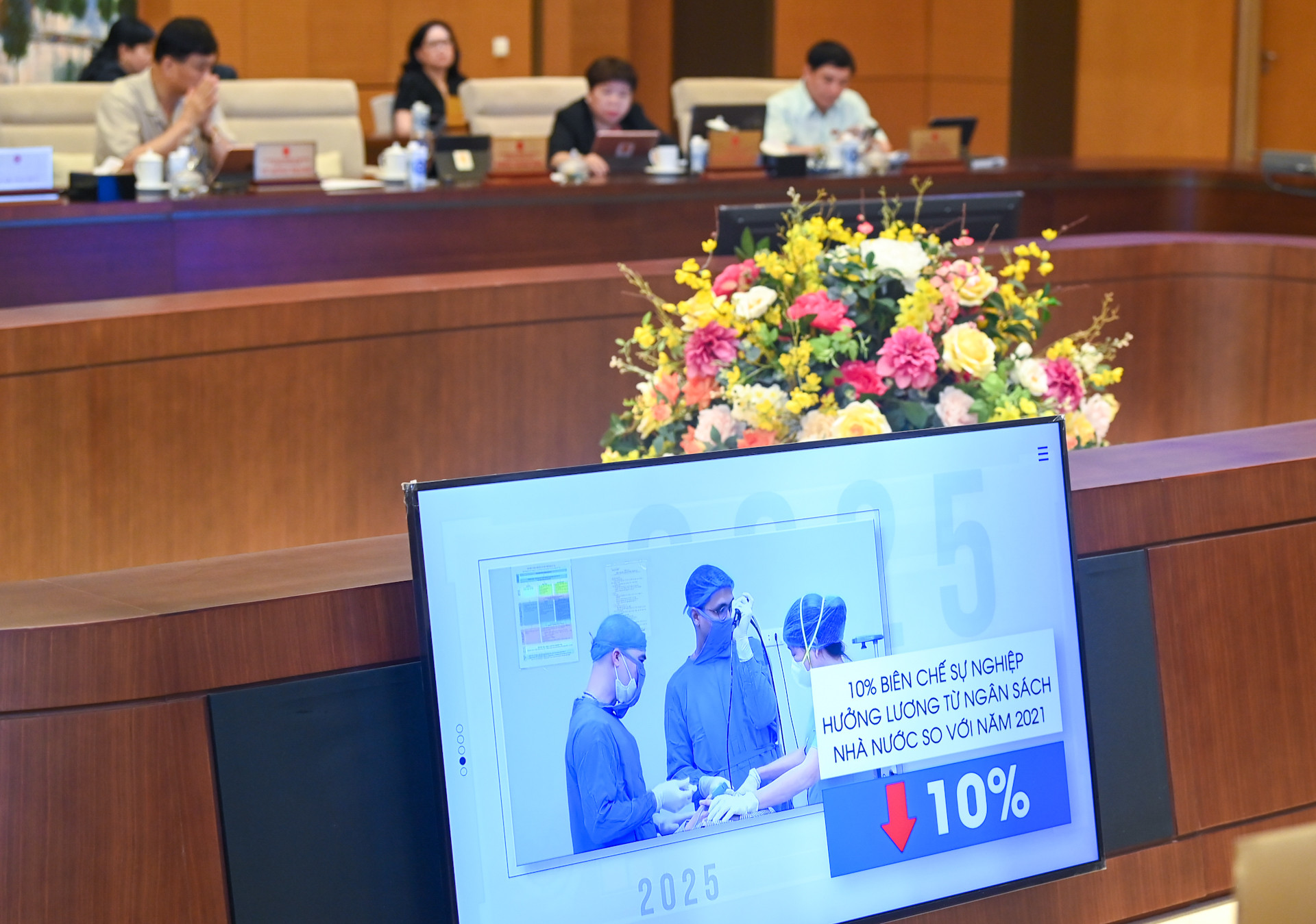 Các đại biểu xem video về hoạt động của Đoàn giám sát. Các đại biểu xem video về hoạt động của Đoàn giám sát.