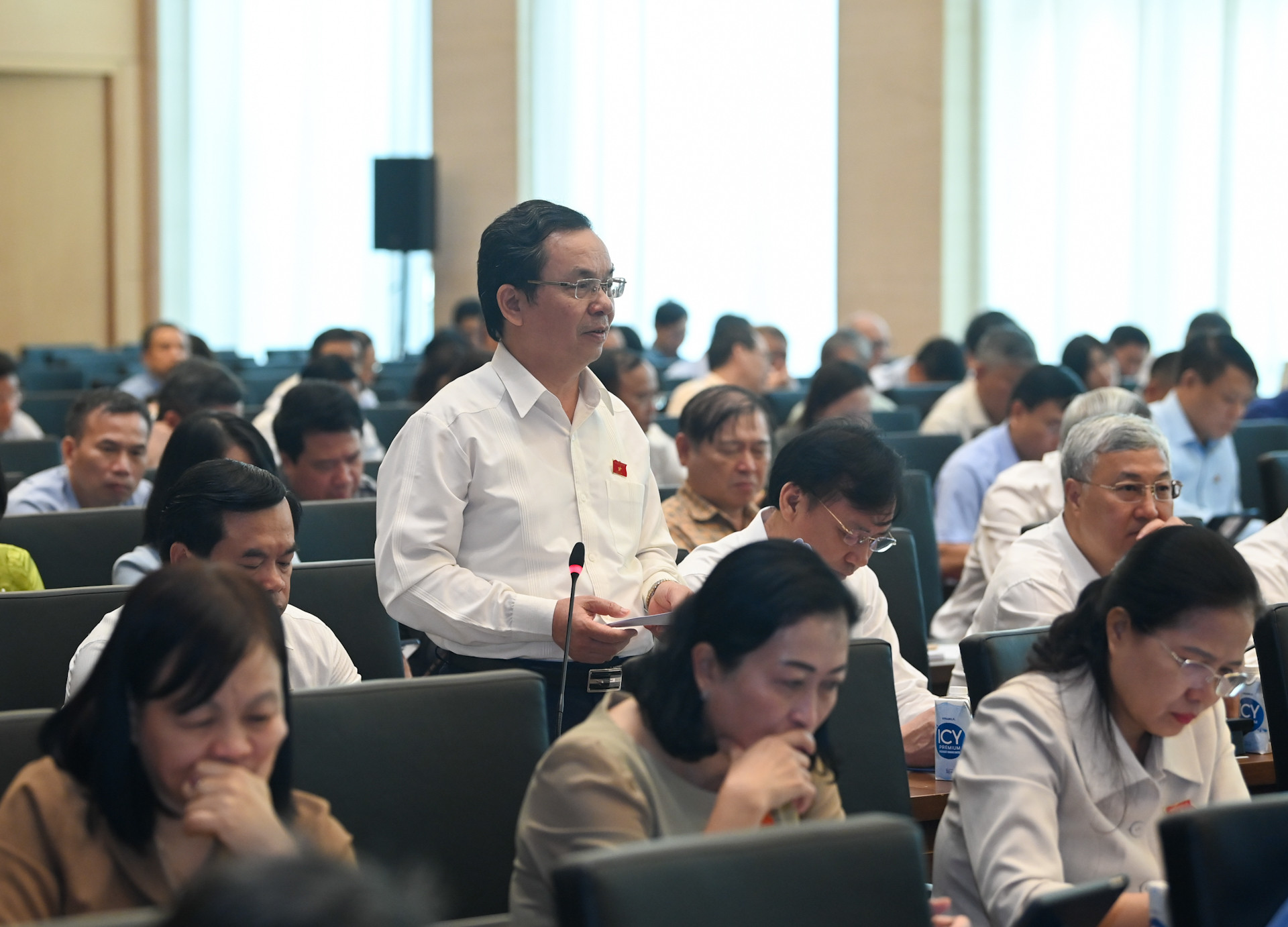 Đại biểu Quốc hội thành phố Hà Nội Hoàng Văn Cường phát biểu ý kiến thảo luận.