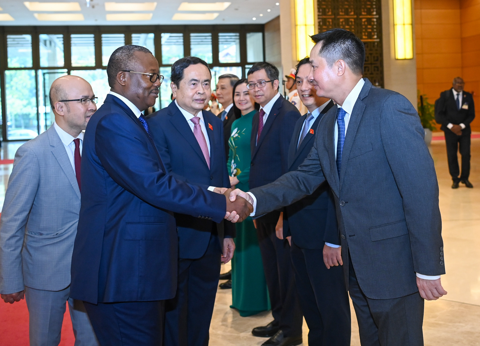 Chủ tịch Quốc hội Trần Thanh Mẫn giới thiệu với Tổng thống Cộng hòa Guinea-Bissau Umaro Sissoco Embaló các thành viên Quốc hội Việt Nam.