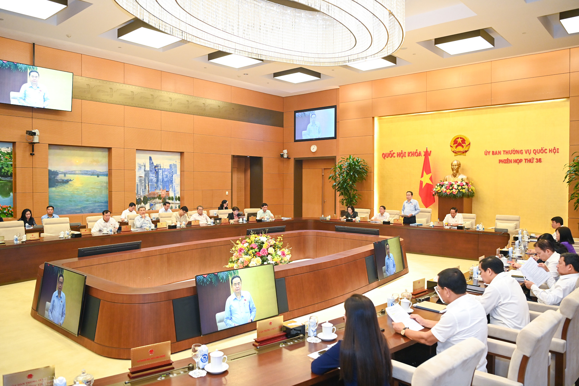 Phiên họp thứ 36 diễn ra trong 4 ngày từ ngày 19-22/8, xem xét 12 nội dung quan trọng và dành 1,5 ngày tiến hành chất vấn và trả lời chất vấn của các bộ trưởng, trưởng ngành. Phiên họp thứ 36 diễn ra trong 4 ngày từ ngày 19-22/8, xem xét 12 nội dung quan trọng và dành 1,5 ngày tiến hành chất vấn và trả lời chất vấn của các bộ trưởng, trưởng ngành.