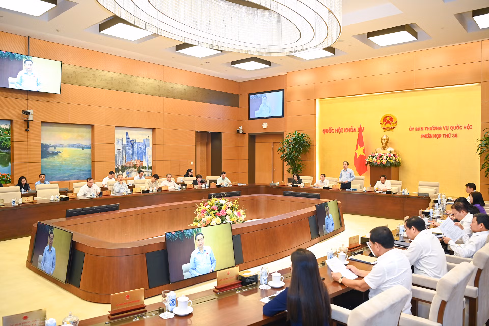Phiên họp thứ 36 diễn ra trong 4 ngày từ ngày 19-22/8, xem xét 12 nội dung quan trọng và dành 1,5 ngày tiến hành chất vấn và trả lời chất vấn của các bộ trưởng, trưởng ngành.