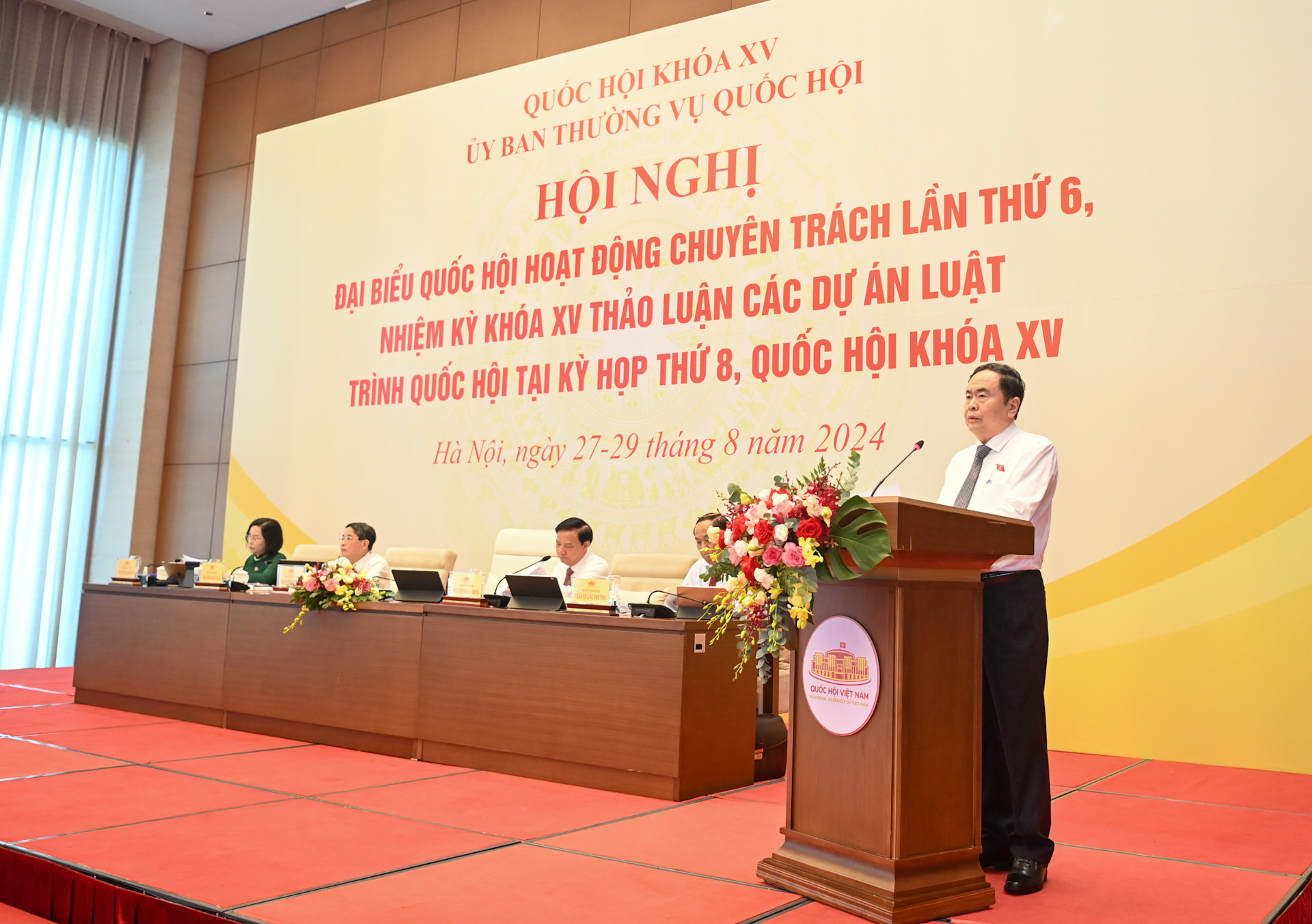 Chủ tịch Quốc hội đặc biệt nhấn mạnh yêu cầu phải bám sát nguyên tắc đã thống nhất từ đầu nhiệm kỳ, đó là ưu tiên cao nhất cho chất lượng dự án Luật, không chạy theo số lượng, chỉ những dự án Luật bảo đảm chất lượng, giải quyết thỏa đáng các vướng mắc thì mới trình Quốc hội thông qua.