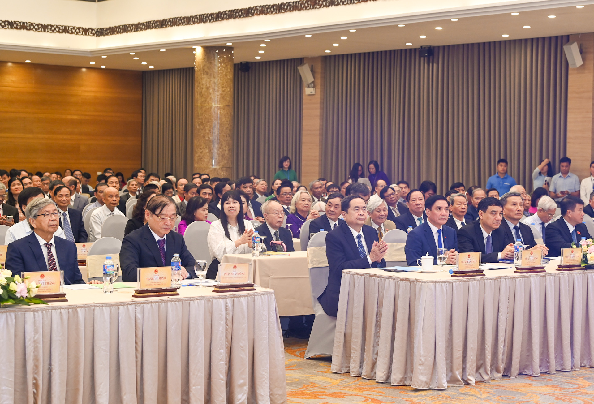 Chủ tịch Quốc hội Trần Thanh Mẫn cùng các đồng chí lãnh đạo Đảng, Nhà nước và các đại biểu dự lễ tôn vinh.