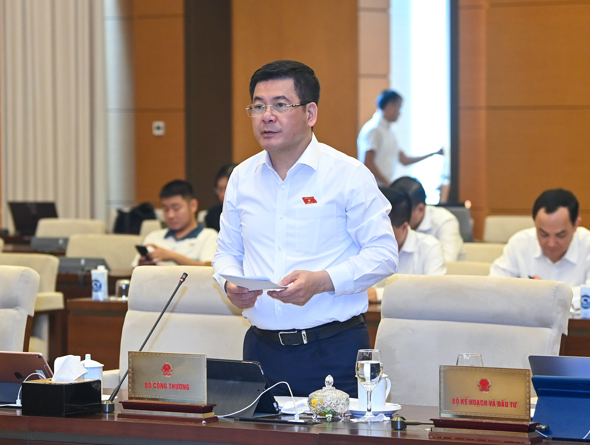 Bộ trưởng Công thương Nguyễn Hồng Diên trình bày tóm tắt tờ trình.