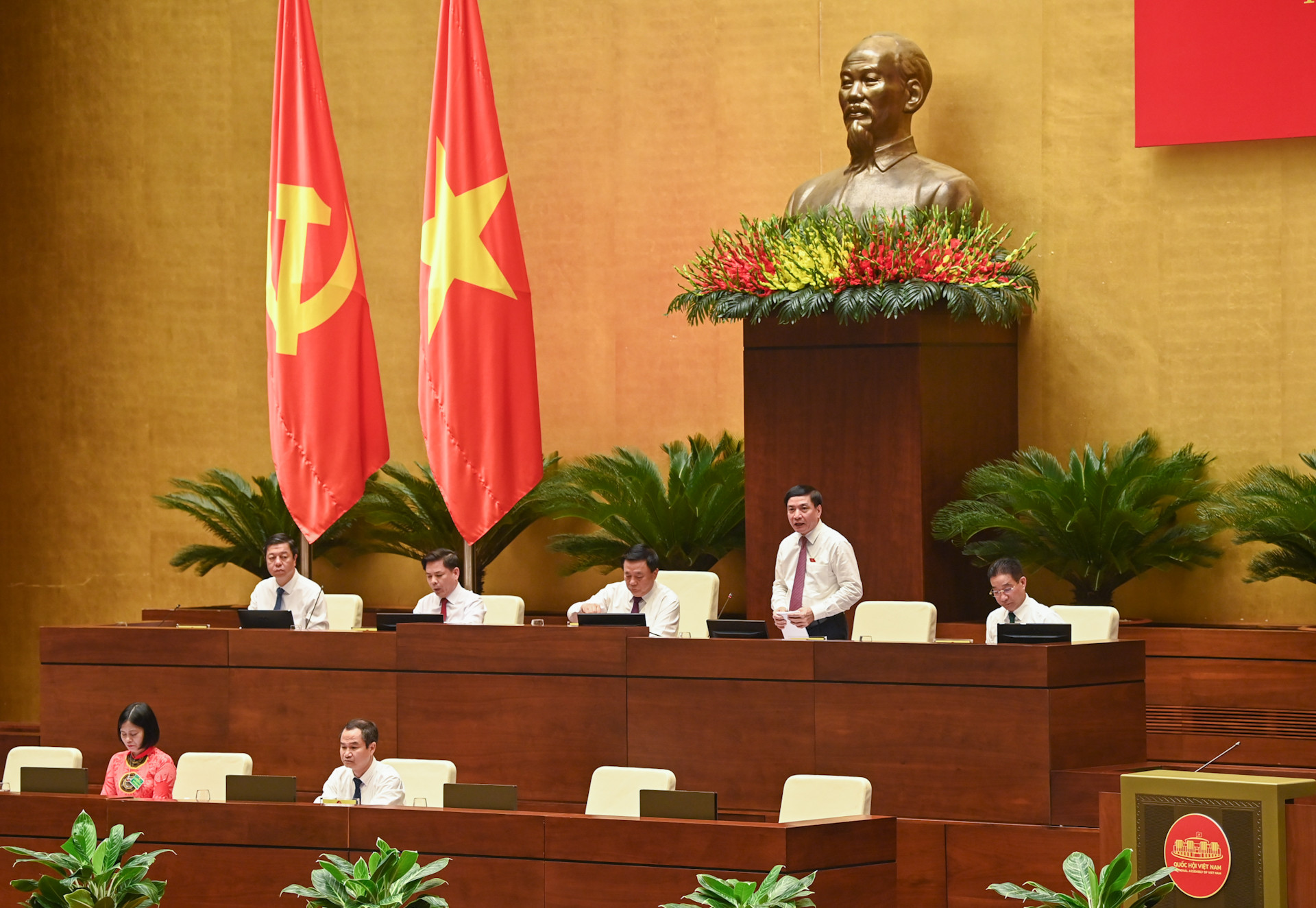 Tổng Thư ký Quốc hội, Chủ nhiệm Văn phòng Quốc hội Bùi Văn Cường điều hành nội dung tham luận tại hội thảo.