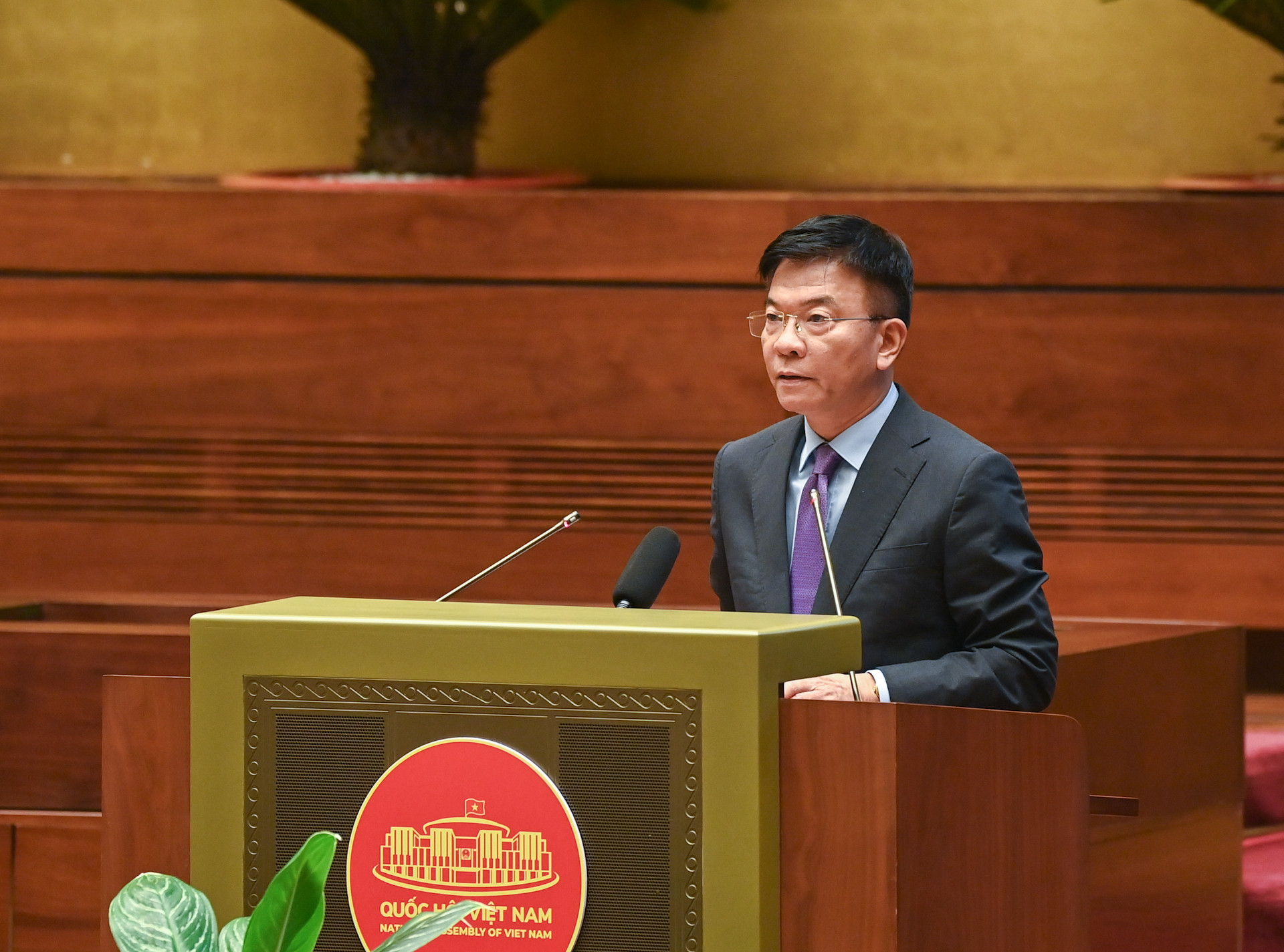 Phó Thủ tướng Chính phủ, Bộ trưởng Tư pháp Lê Thành Long phát biểu làm rõ thêm một số vấn đề liên quan.