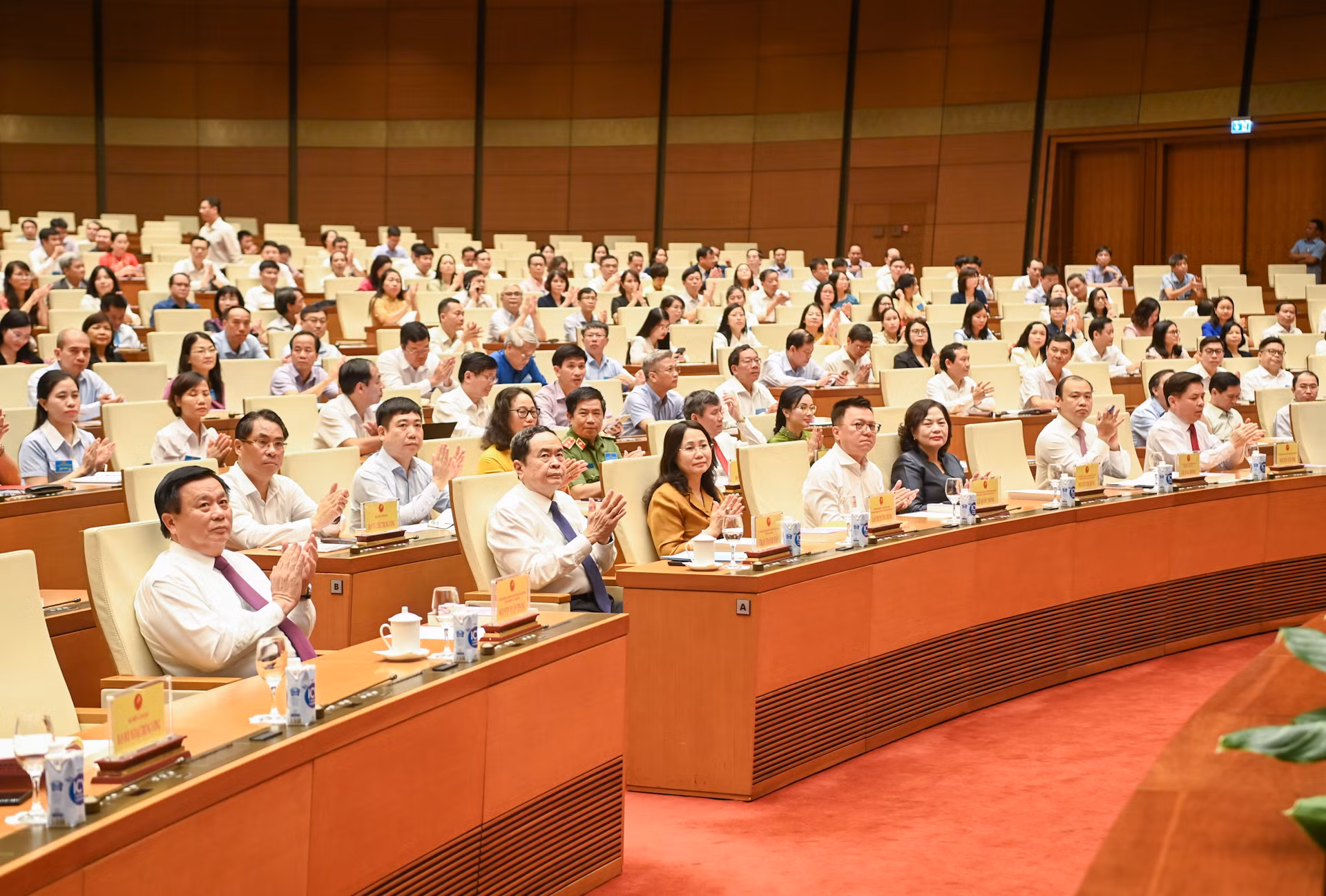 Chủ tịch Quốc hội Trần Thanh Mẫn cùng các đồng chí lãnh đạo Đảng, Nhà nước và các đại biểu dự hội thảo.