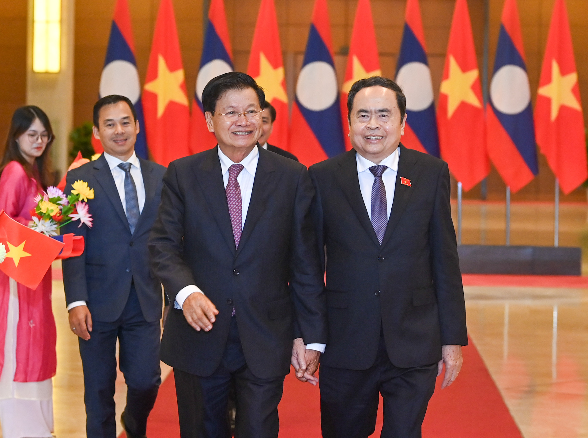 Chủ tịch Quốc hội Trần Thanh Mẫn tiễn Tổng Bí thư, Chủ tịch nước Lào Thongloun Sisoulith.