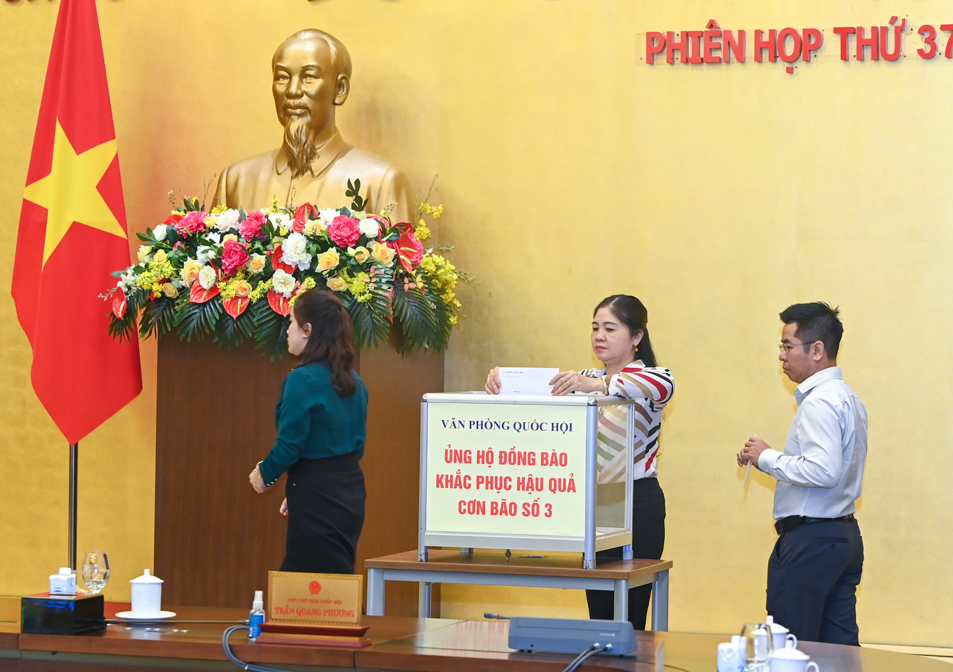 Các đại biểu quyên góp ủng hộ đồng bào khắc phục hậu quả cơn bão số 3.