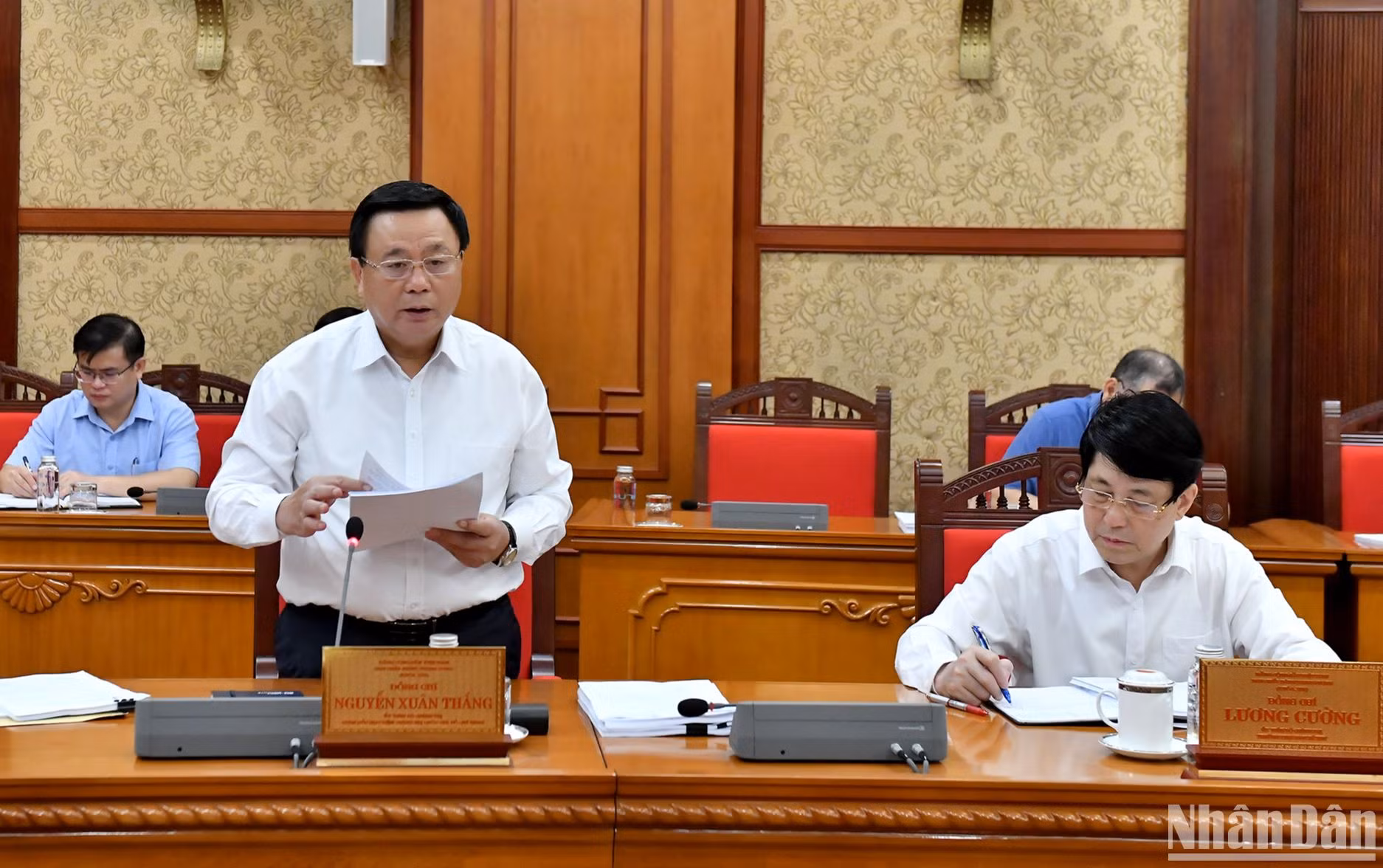 Đồng chí Nguyễn Xuân Thắng, Ủy viên Bộ Chính trị, Giám đốc Học viện Chính trị quốc gia Hồ Chí Minh, Chủ tịch Hội đồng Lý luận Trung ương trình bày báo cáo tại cuộc họp.
