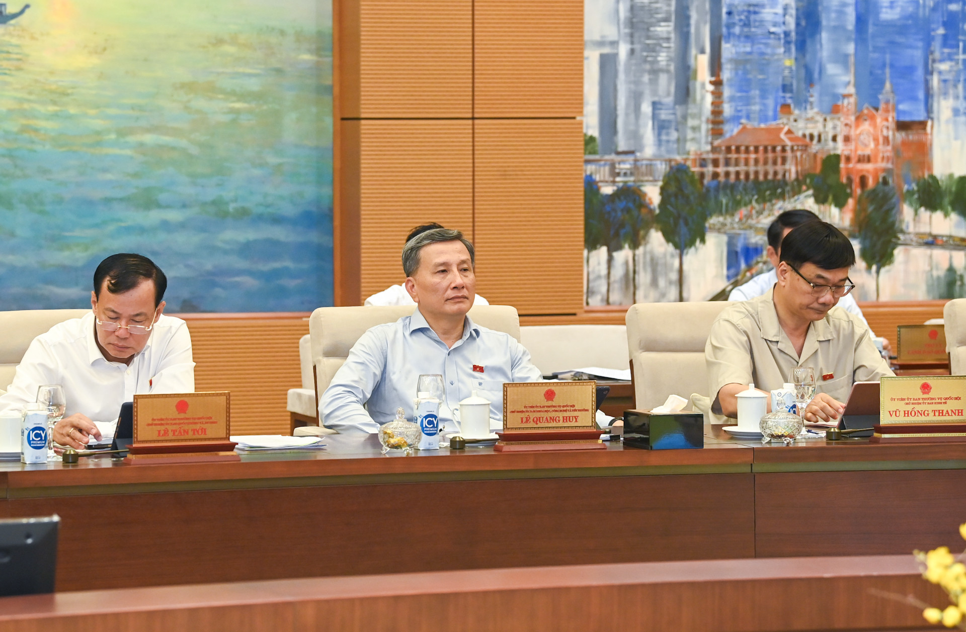 Các Ủy viên Ủy ban Thường vụ Quốc hội và các đại biểu dự phiên họp. Các Ủy viên Ủy ban Thường vụ Quốc hội và các đại biểu dự phiên họp.