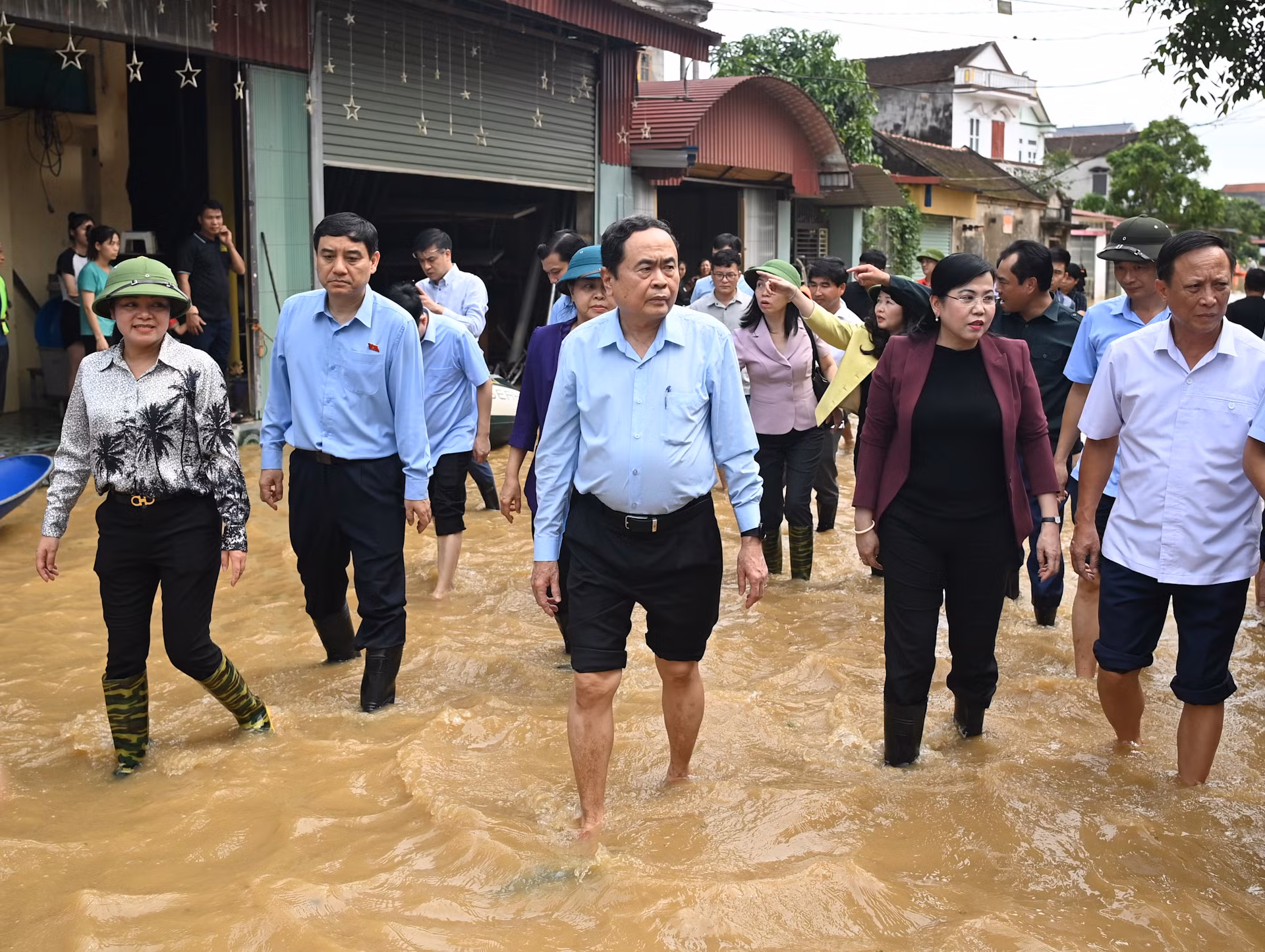 Chủ tịch Quốc hội Trần Thanh Mẫn và đoàn công tác kiểm tra công tác khắc phục hậu quả mưa lũ tại xã Nga Mỹ, huyện Phú Bình.
