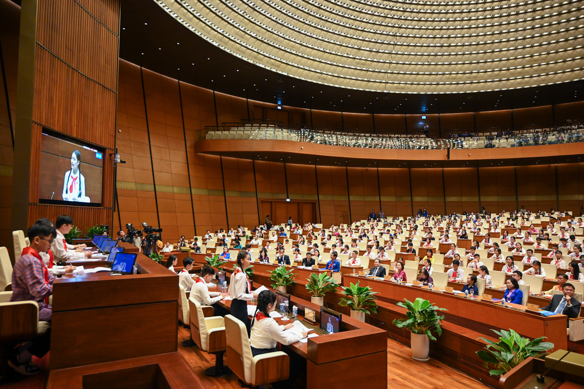 Phiên chất vấn và trả lời chất vấn với hai chủ đề: “Phòng, chống bạo lực học đường” và “Phòng, chống tác hại của thuốc lá và chất kích thích, đặc biệt trong môi trường học đường”. Phiên chất vấn và trả lời chất vấn với hai chủ đề: “Phòng, chống bạo lực học đường” và “Phòng, chống tác hại của thuốc lá và chất kích thích, đặc biệt trong môi trường học đường”.