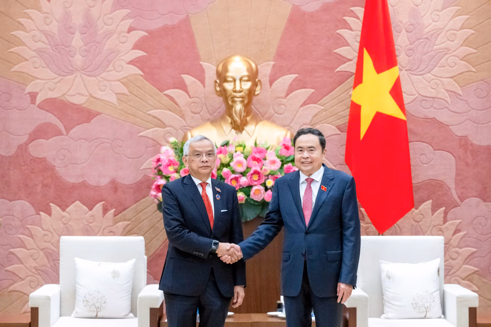 Chủ tịch Quốc hội Trần Thanh Mẫn và Phó Chủ tịch Quốc hội, Chủ tịch Ủy ban Hòa bình và Đoàn kết Lào Sommad Pholsena. Chủ tịch Quốc hội Trần Thanh Mẫn và Phó Chủ tịch Quốc hội, Chủ tịch Ủy ban Hòa bình và Đoàn kết Lào Sommad Pholsena.