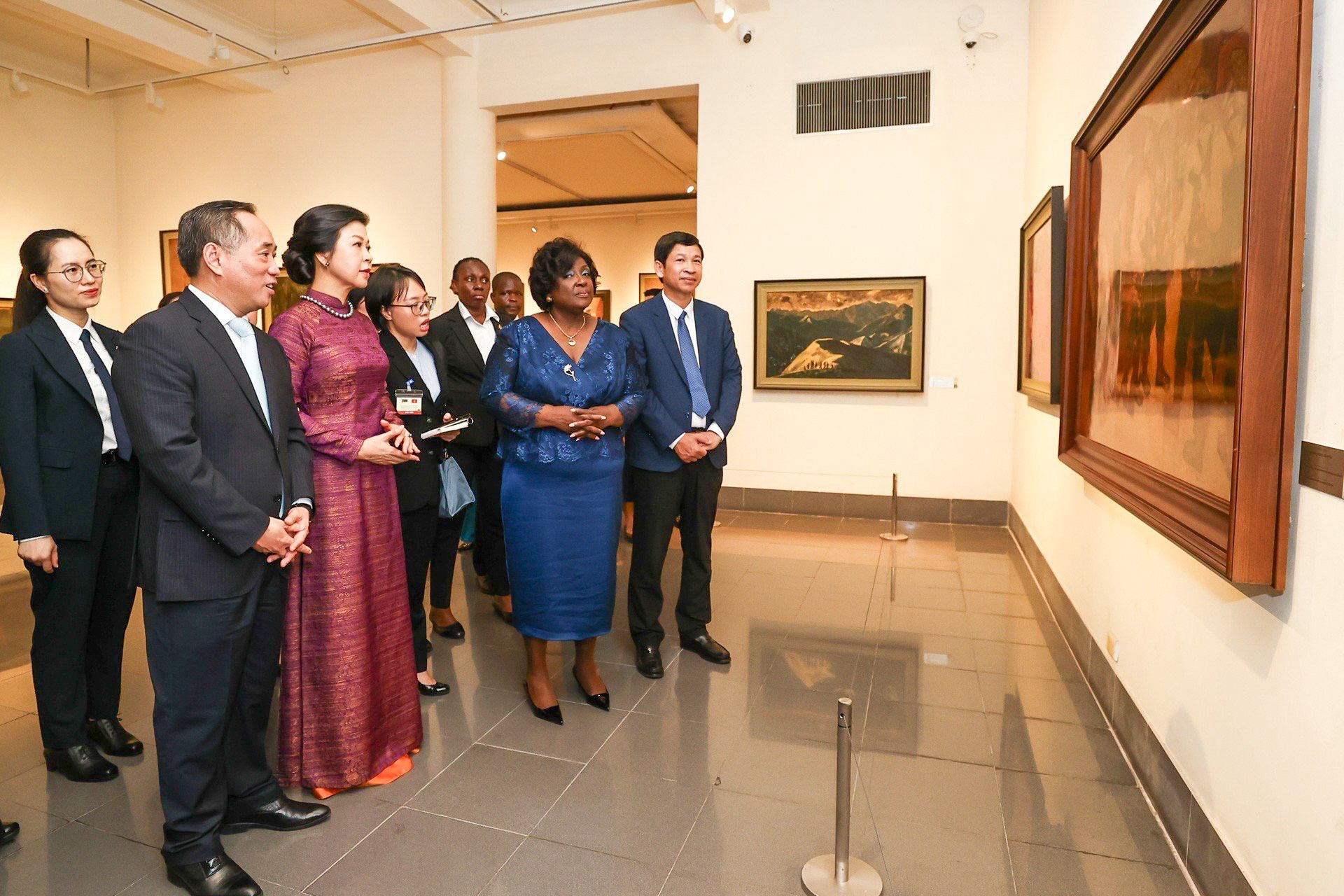 Phu nhân Tổng Bí thư, Chủ tịch nước Tô Lâm và Phu nhân Tổng thống Mozambique Filipe Jacinto Nyusi tham quan khu triển lãm tranh sơn mài tại Bảo tàng Mỹ thuật Việt Nam.