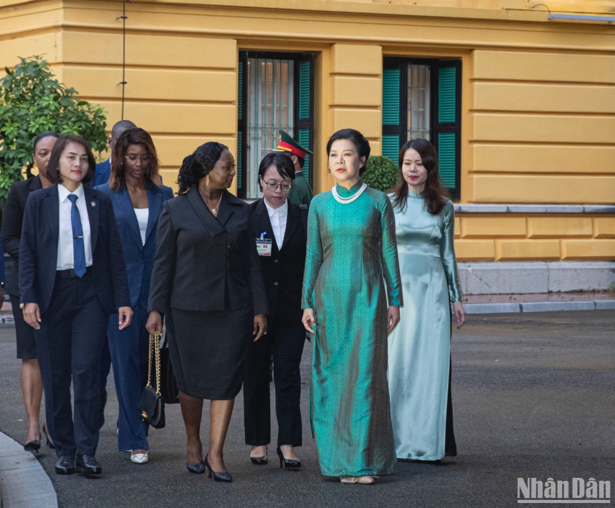 Sau Lễ đón chính thức, Phu nhân Tổng Bí thư, Chủ tịch nước Tô Lâm, bà Ngô Phương Ly đã mời Phu nhân Tổng thống Cộng hòa Guinea-Bissau Umaro Sissoco Embalo, bà Dinisia dos Reis Embalo, thưởng thức tiệc trà và nghe giới thiệu về văn hóa trà tại Phủ Chủ tịch.