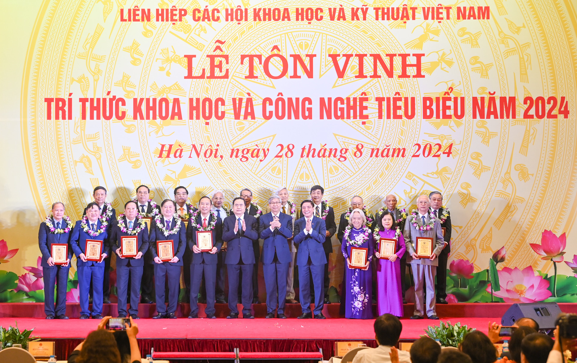 Chủ tịch Quốc hội Trần Thanh Mẫn và Tổng Thư ký Quốc hội, Chủ nhiệm Văn phòng Quốc hội Bùi Văn Cường với các trí thức khoa học và công nghệ tiêu biểu năm 2024.