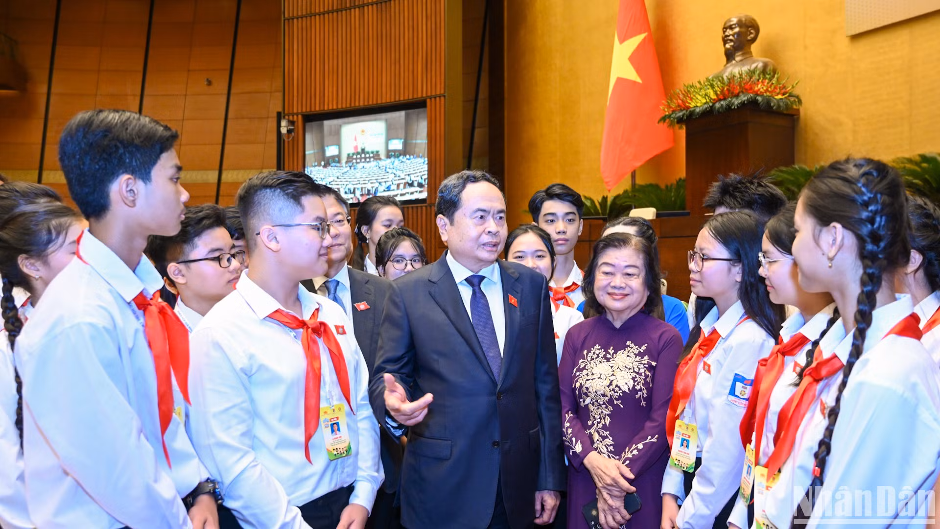 Chủ tịch Quốc hội Trần Thanh Mẫn trao đổi với các đại biểu dự Phiên họp giả định “Quốc hội trẻ em”.