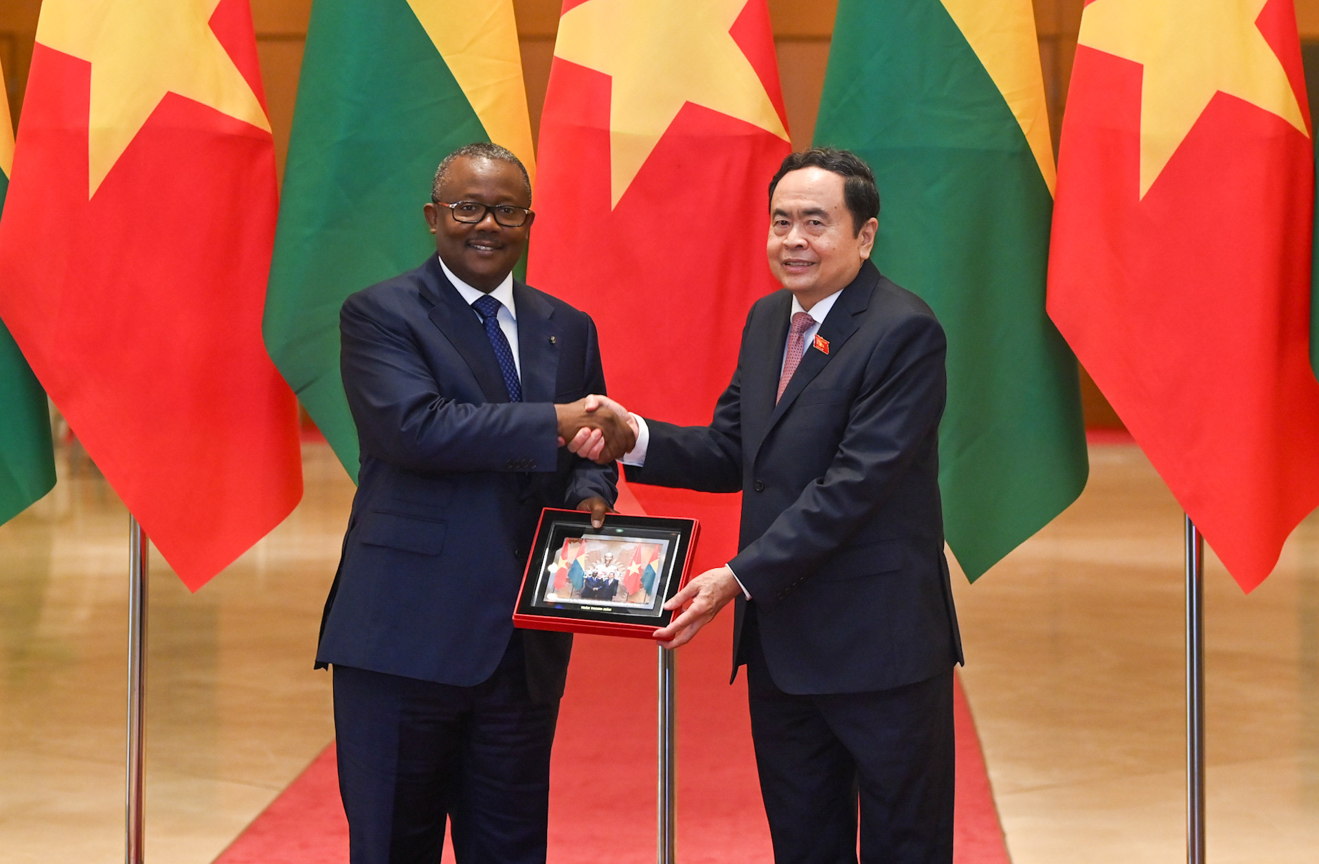Chủ tịch Quốc hội Trần Thanh Mẫn trao quà lưu niệm tặng Tổng thống Cộng hòa Guinea-Bissau Umaro Sissoco Embaló.