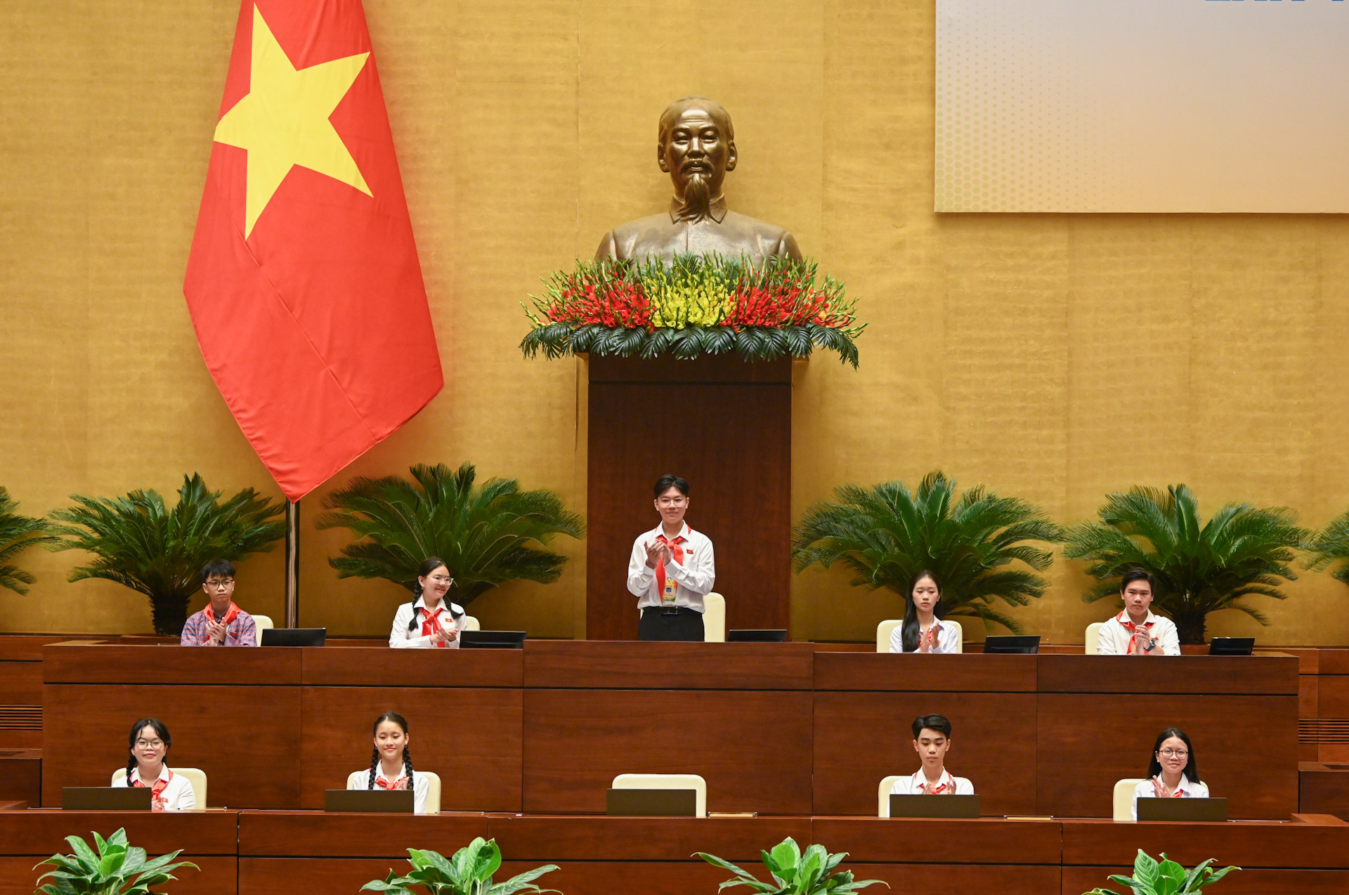 Chủ tịch "Quốc hội trẻ em" Lê Gia Vinh; Phó Chủ tịch thường trực "Quốc hội trẻ em" Nguyễn Phan Quỳnh Như; các Phó Chủ tịch "Quốc hội trẻ em": Lê Hoàng Long, Nguyễn Quang Anh và Hà Phan Bách Hợp cùng các Ủy viên Ủy ban Thường vụ “Quốc hội trẻ em” tại phiên chất vấn và trả lời chất vấn. Chủ tịch "Quốc hội trẻ em" Lê Gia Vinh; Phó Chủ tịch thường trực "Quốc hội trẻ em" Nguyễn Phan Quỳnh Như; các Phó Chủ tịch "Quốc hội trẻ em": Lê Hoàng Long, Nguyễn Quang Anh và Hà Phan Bách Hợp cùng các Ủy viên Ủy ban Thường vụ “Quốc hội trẻ em” tại phiên chất vấn và trả lời chất vấn.