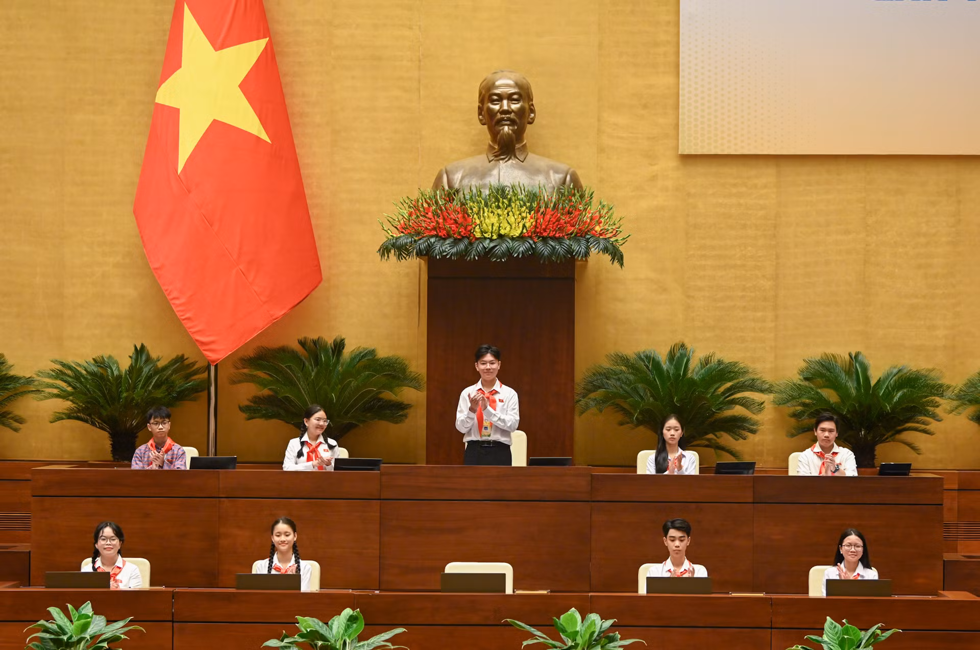 Chủ tịch "Quốc hội trẻ em" Lê Gia Vinh; Phó Chủ tịch thường trực "Quốc hội trẻ em" Nguyễn Phan Quỳnh Như; các Phó Chủ tịch "Quốc hội trẻ em": Lê Hoàng Long, Nguyễn Quang Anh và Hà Phan Bách Hợp cùng các Ủy viên Ủy ban Thường vụ “Quốc hội trẻ em” tại phiên chất vấn và trả lời chất vấn.