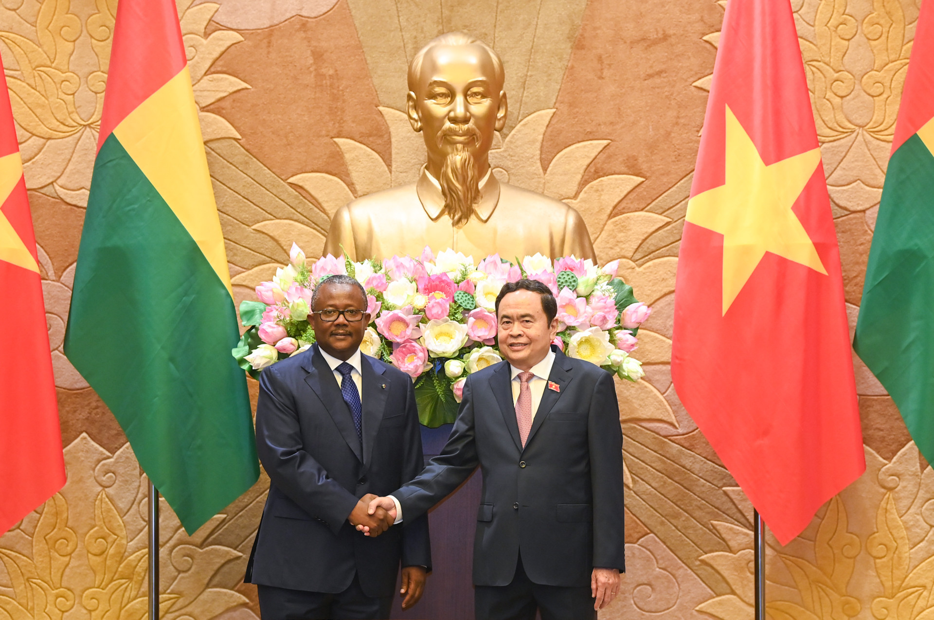 Chủ tịch Quốc hội Trần Thanh Mẫn và Tổng thống Cộng hòa Guinea-Bissau Umaro Sissoco Embaló tại hội kiến.