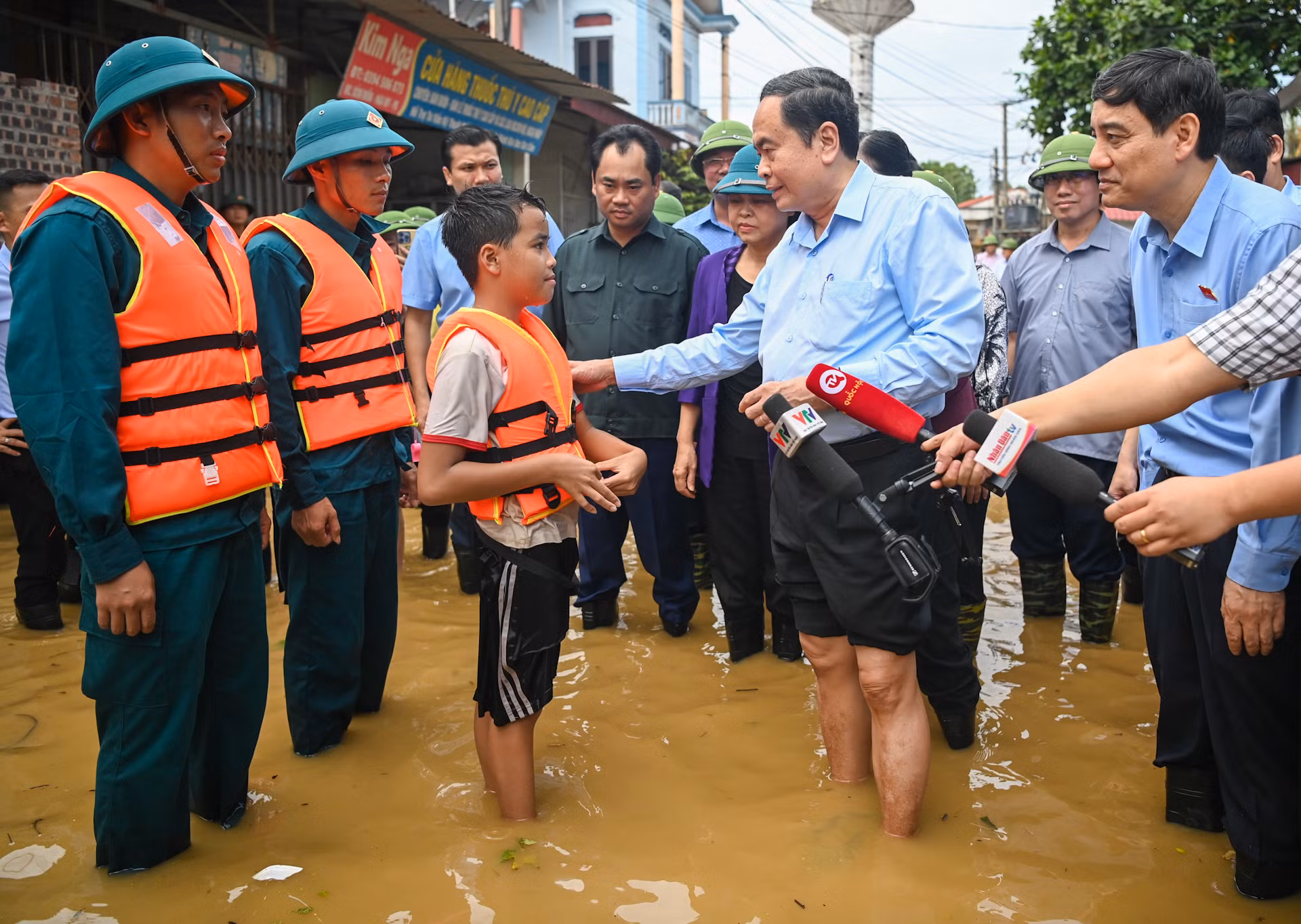 Chủ tịch Quốc hội Trần Thanh Mẫn thăm hỏi các cháu thiếu nhi tại khu vực bị ngập lụt ở thôn Điếm, xã Nga My.