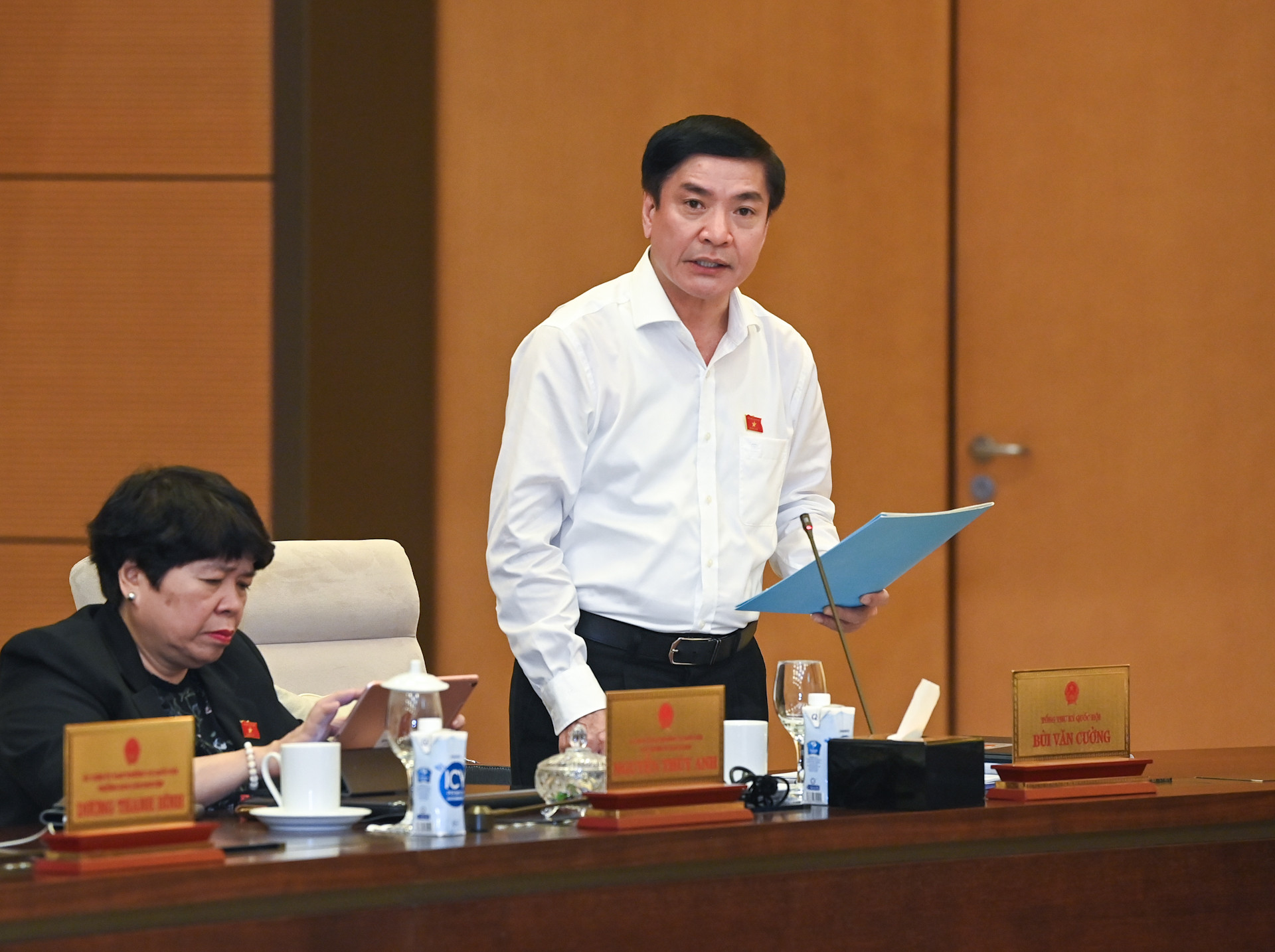Tổng Thư ký Quốc hội, Chủ nhiệm Văn phòng Quốc hội Bùi Văn Cường phát biểu ý kiến.