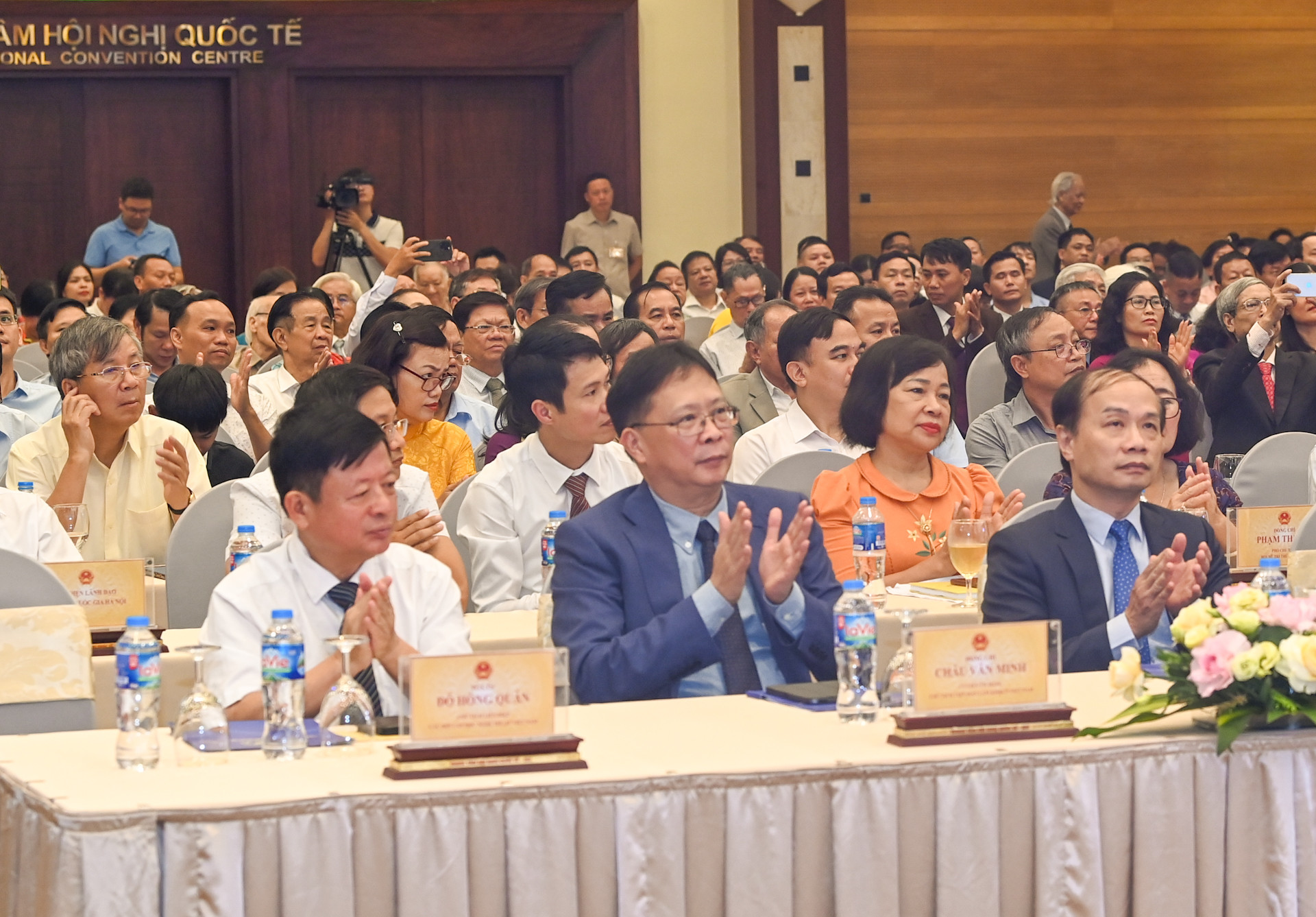 Các đại biểu dự lễ tôn vinh.