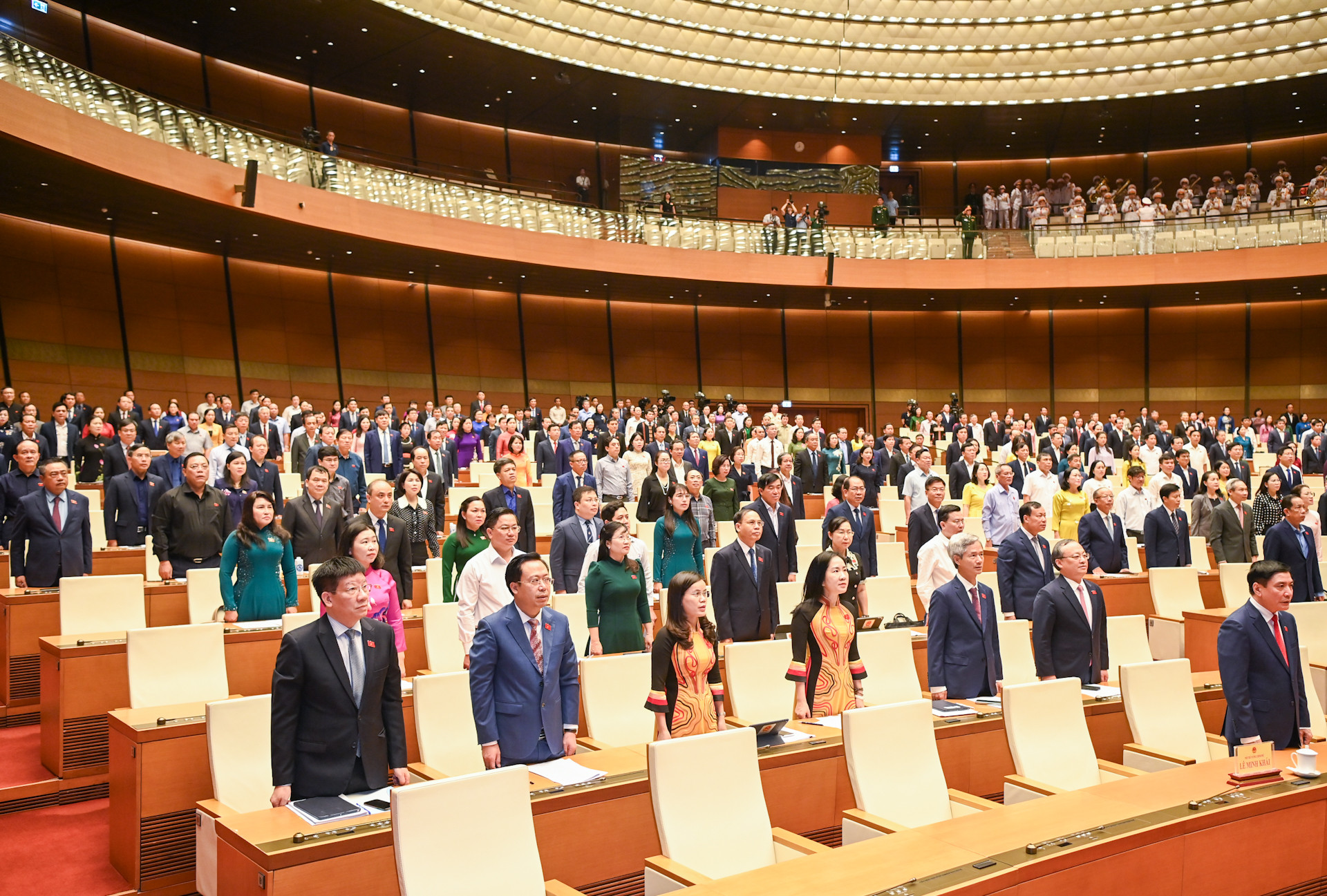 Các đại biểu thực hiện nghi thức chào cờ khai mạc kỳ họp.
