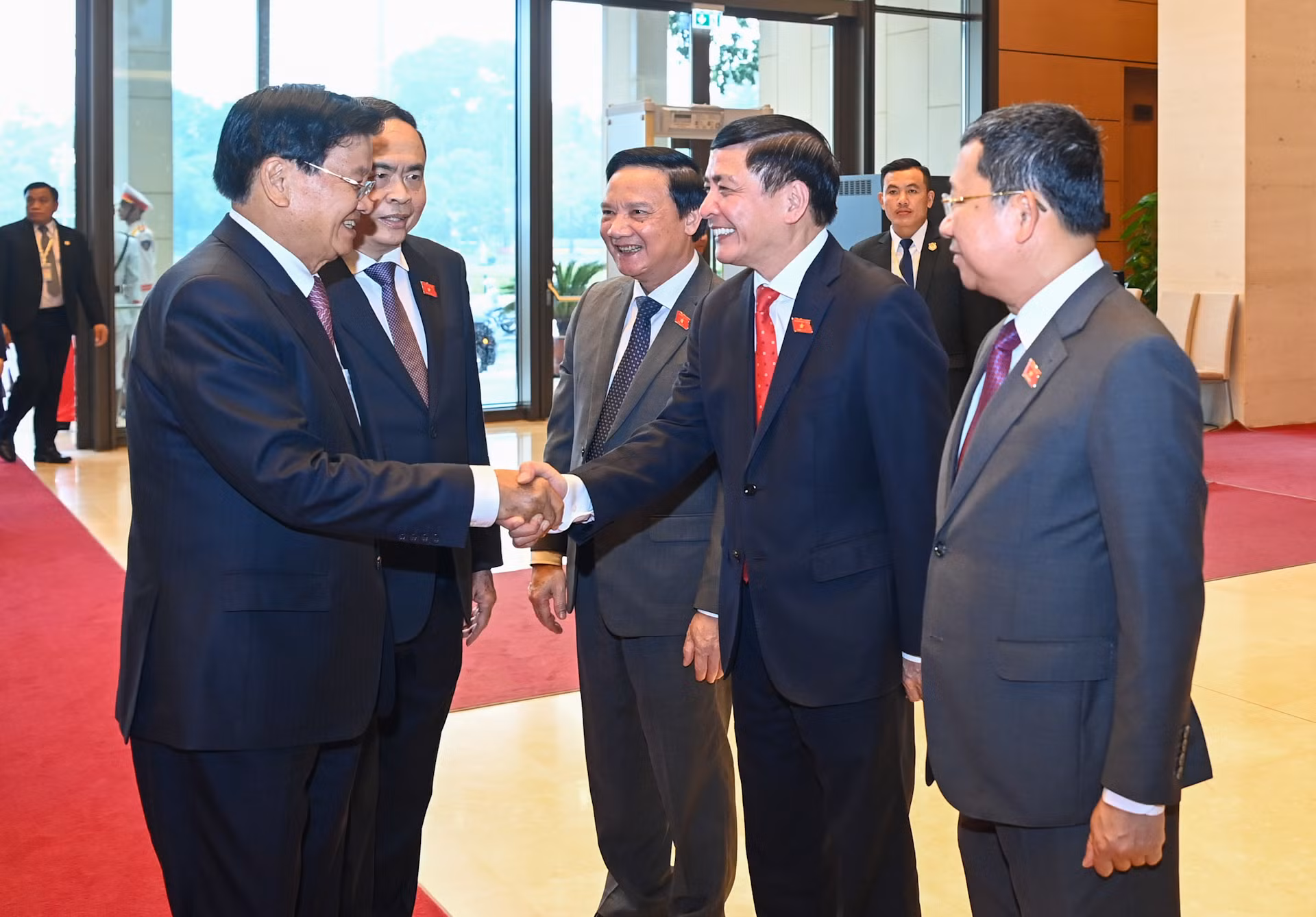 Chủ tịch Quốc hội Trần Thanh Mẫn giới thiệu với Tổng Bí thư, Chủ tịch nước Lào Thongloun Sisoulith các đại biểu Quốc hội Việt Nam dự lễ đón.