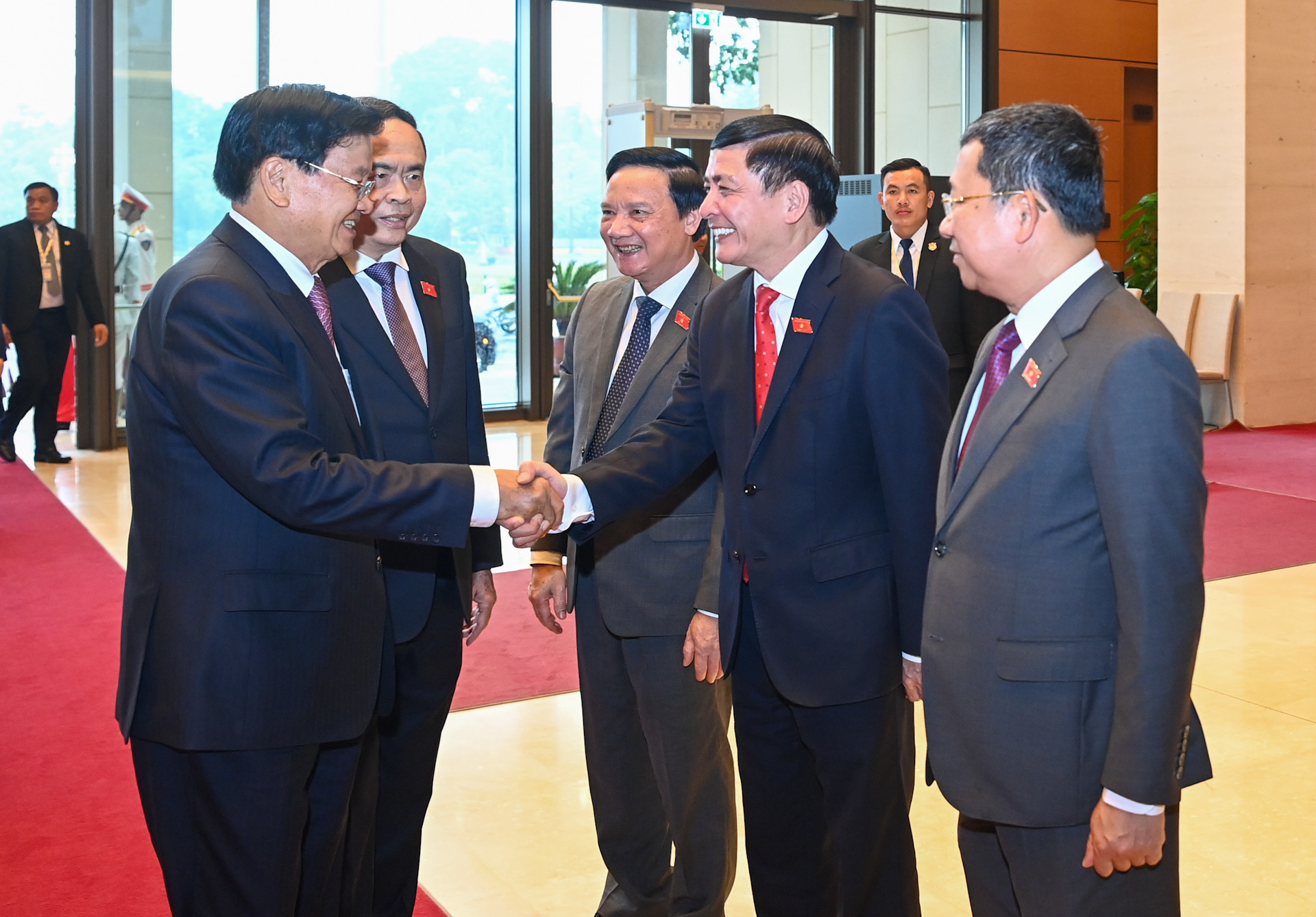 Chủ tịch Quốc hội Trần Thanh Mẫn giới thiệu với Tổng Bí thư, Chủ tịch nước Lào Thongloun Sisoulith các đại biểu Quốc hội Việt Nam dự lễ đón.