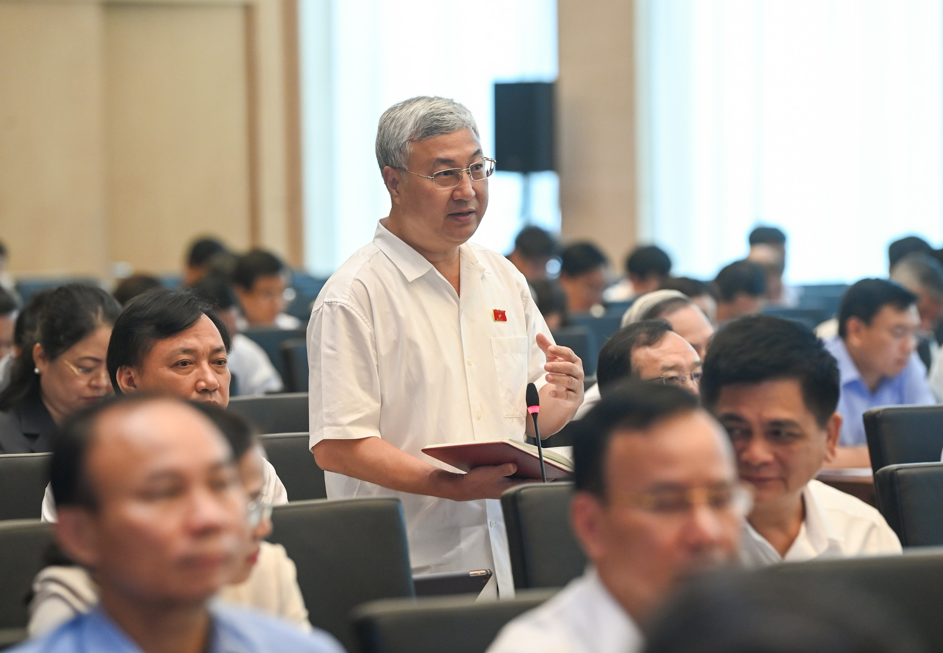 Đại biểu Quốc hội tỉnh Bắc Giang Trần Văn Lâm phát biểu ý kiến thảo luận.