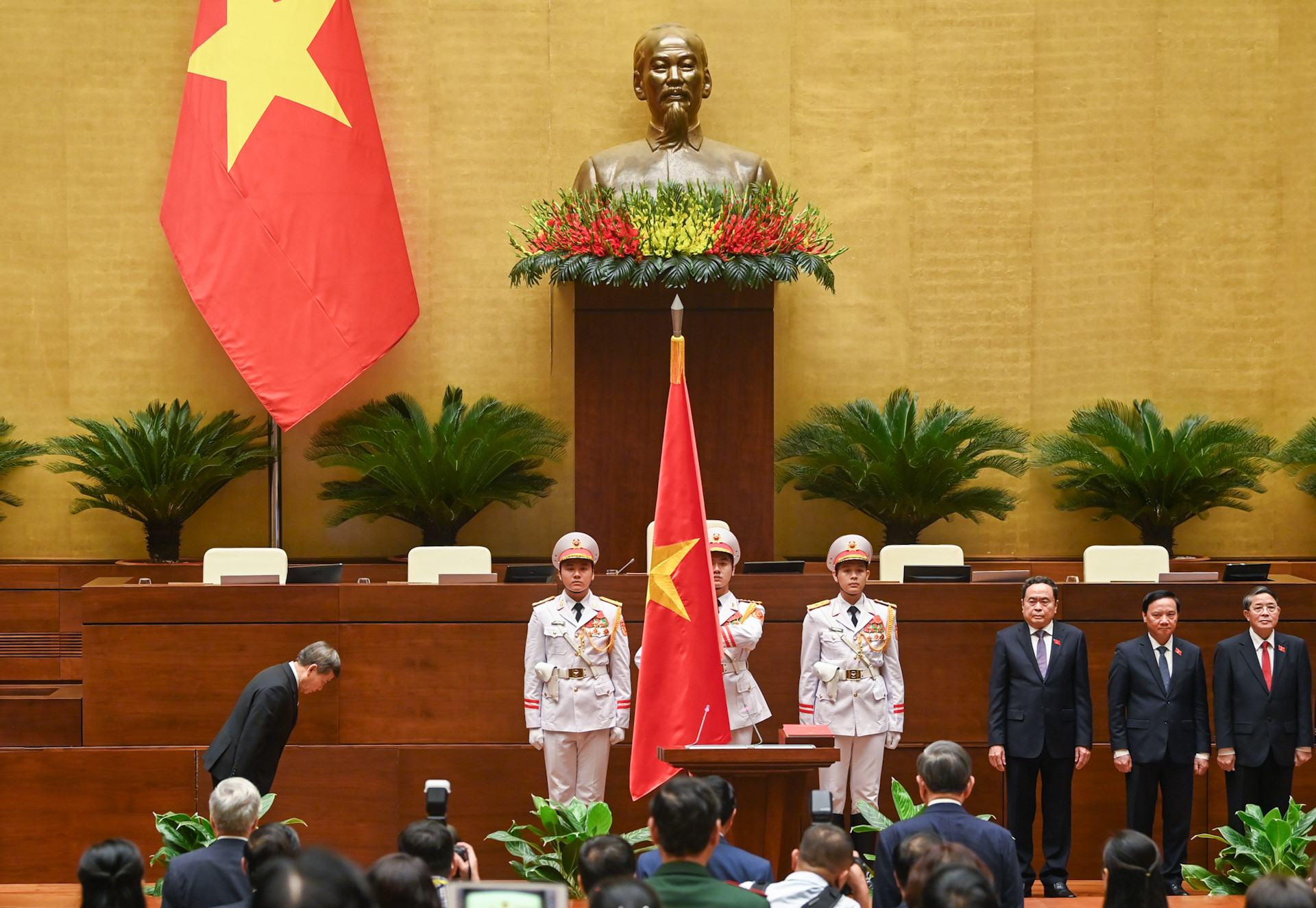 Chánh án Toà án nhân dân tối cao Lê Minh Trí thực hiện nghi lễ tuyên thệ nhậm chức.