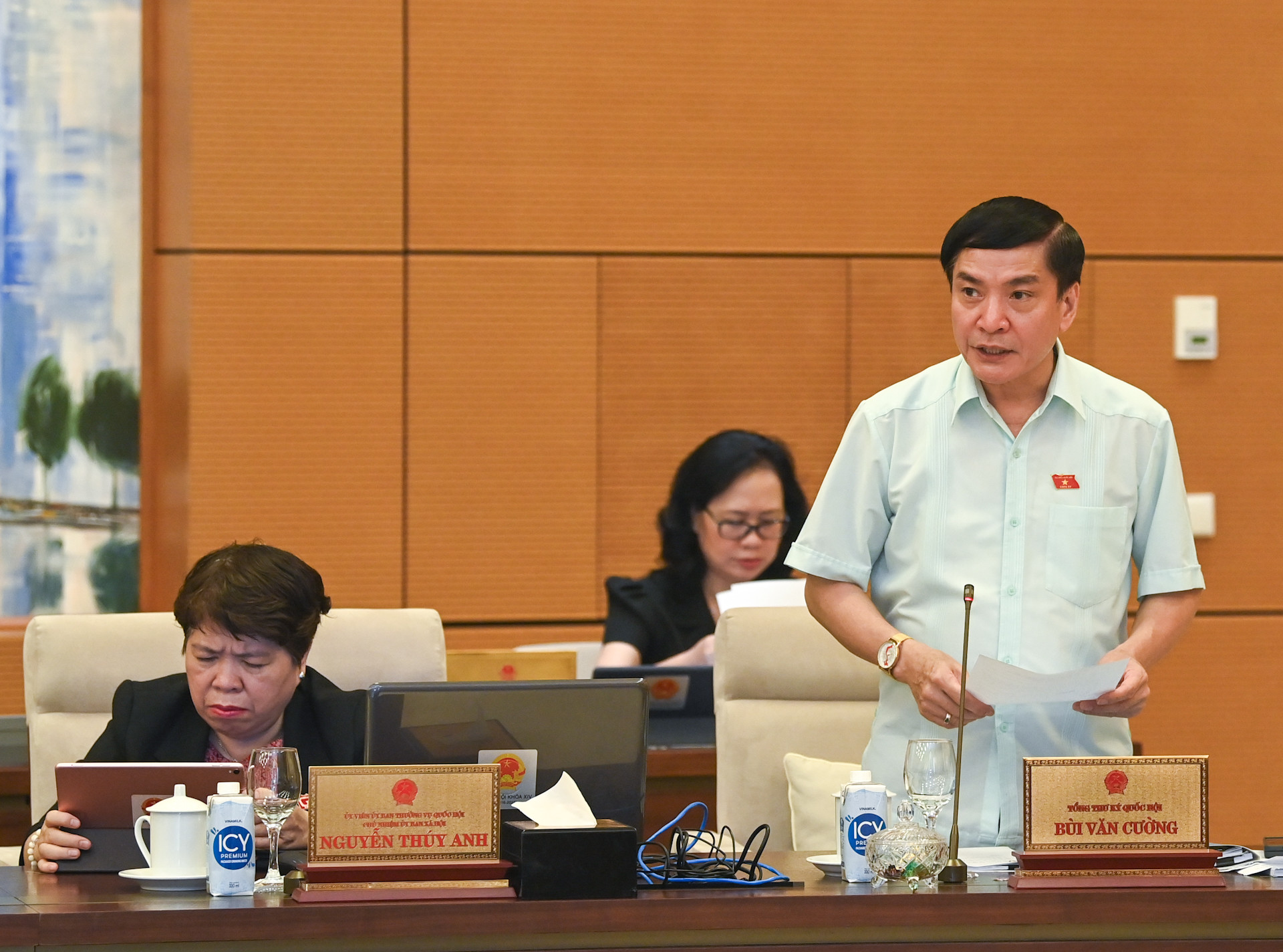 Tổng Thư ký Quốc hội, Chủ nhiệm Văn phòng Quốc hội Bùi Văn Cường phát biểu thảo luận tại phiên họp. Tổng Thư ký Quốc hội, Chủ nhiệm Văn phòng Quốc hội Bùi Văn Cường phát biểu thảo luận tại phiên họp.