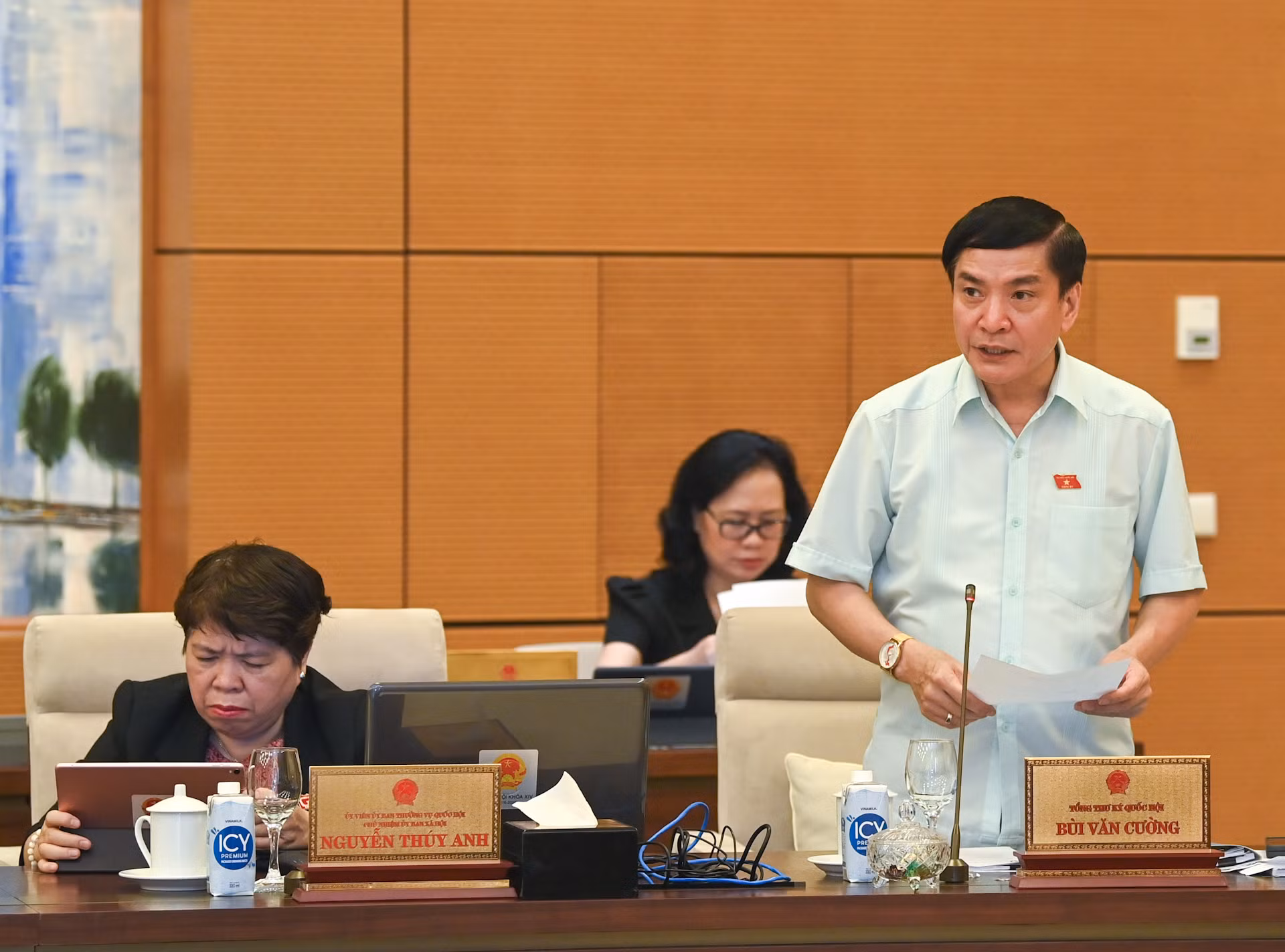 Tổng Thư ký Quốc hội, Chủ nhiệm Văn phòng Quốc hội Bùi Văn Cường phát biểu thảo luận tại phiên họp.