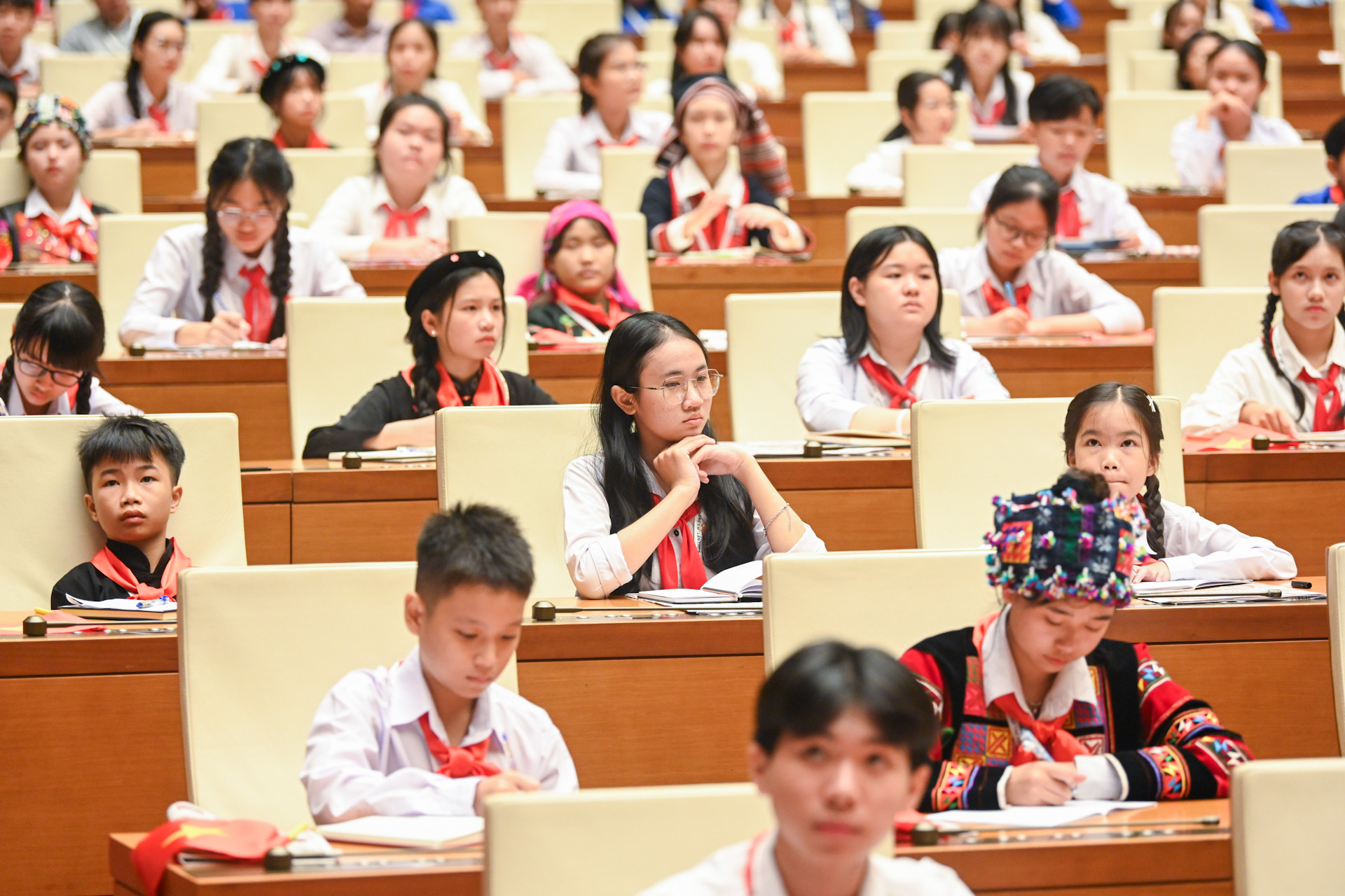 Đại biểu “Quốc hội trẻ em” theo dõi trả lời chất vấn của các Bộ trưởng trẻ em. Đại biểu “Quốc hội trẻ em” theo dõi trả lời chất vấn của các Bộ trưởng trẻ em.