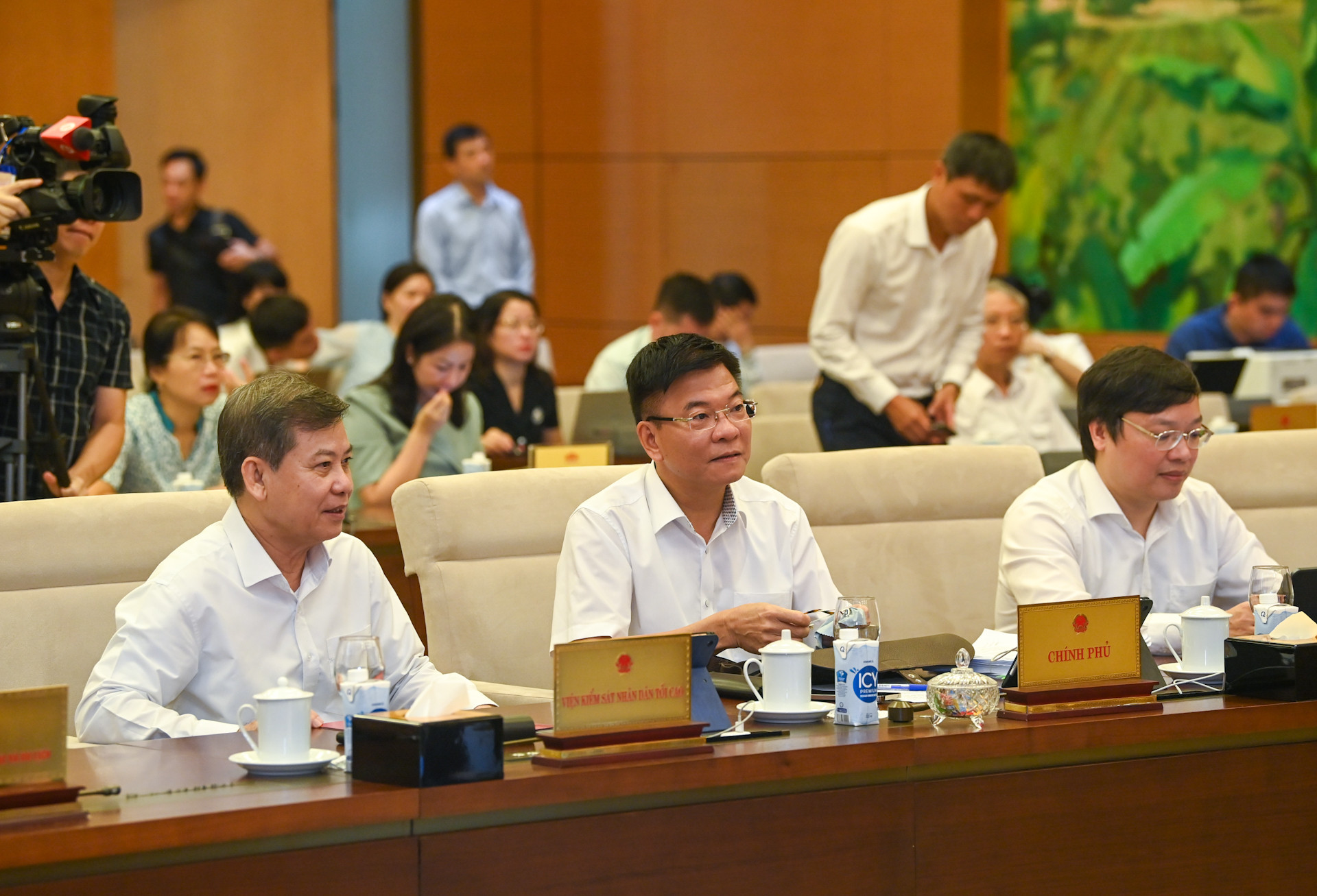 Phó Thủ tướng Chính phủ, Bộ trưởng Tư pháp Lê Thành Long, Viện trưởng Viện Kiểm sát nhân dân tối cao Lê Minh Trí và các đại biểu dự phiên họp. Phó Thủ tướng Chính phủ, Bộ trưởng Tư pháp Lê Thành Long, Viện trưởng Viện Kiểm sát nhân dân tối cao Lê Minh Trí và các đại biểu dự phiên họp.