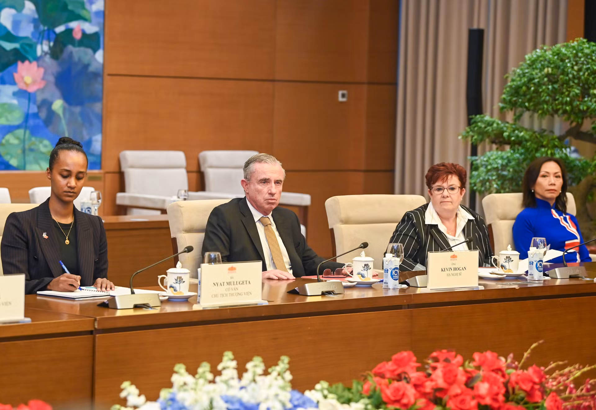 Các đại biểu Nghị viện Australia dự hội đàm.