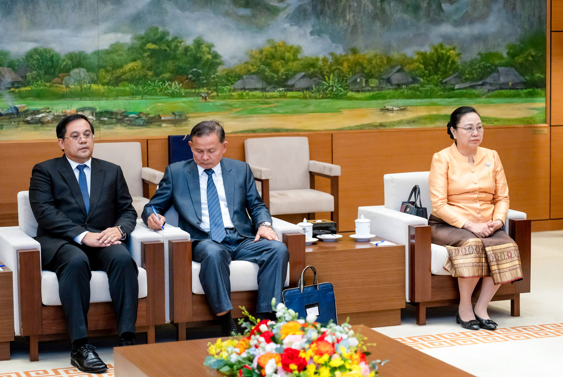 Các đại biểu Lào dự cuộc tiếp.