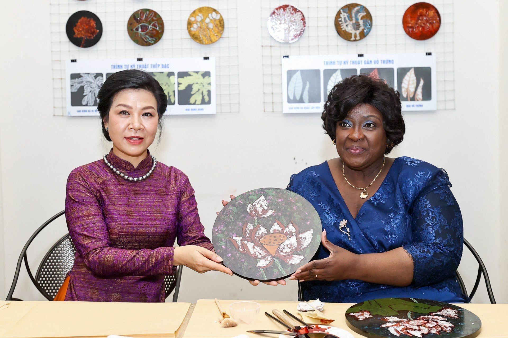 Phu nhân Ngô Phương Ly trao bức tranh của mình sau khi hoàn thành, tặng Phu nhân Isaura Ferrao Nyusi.