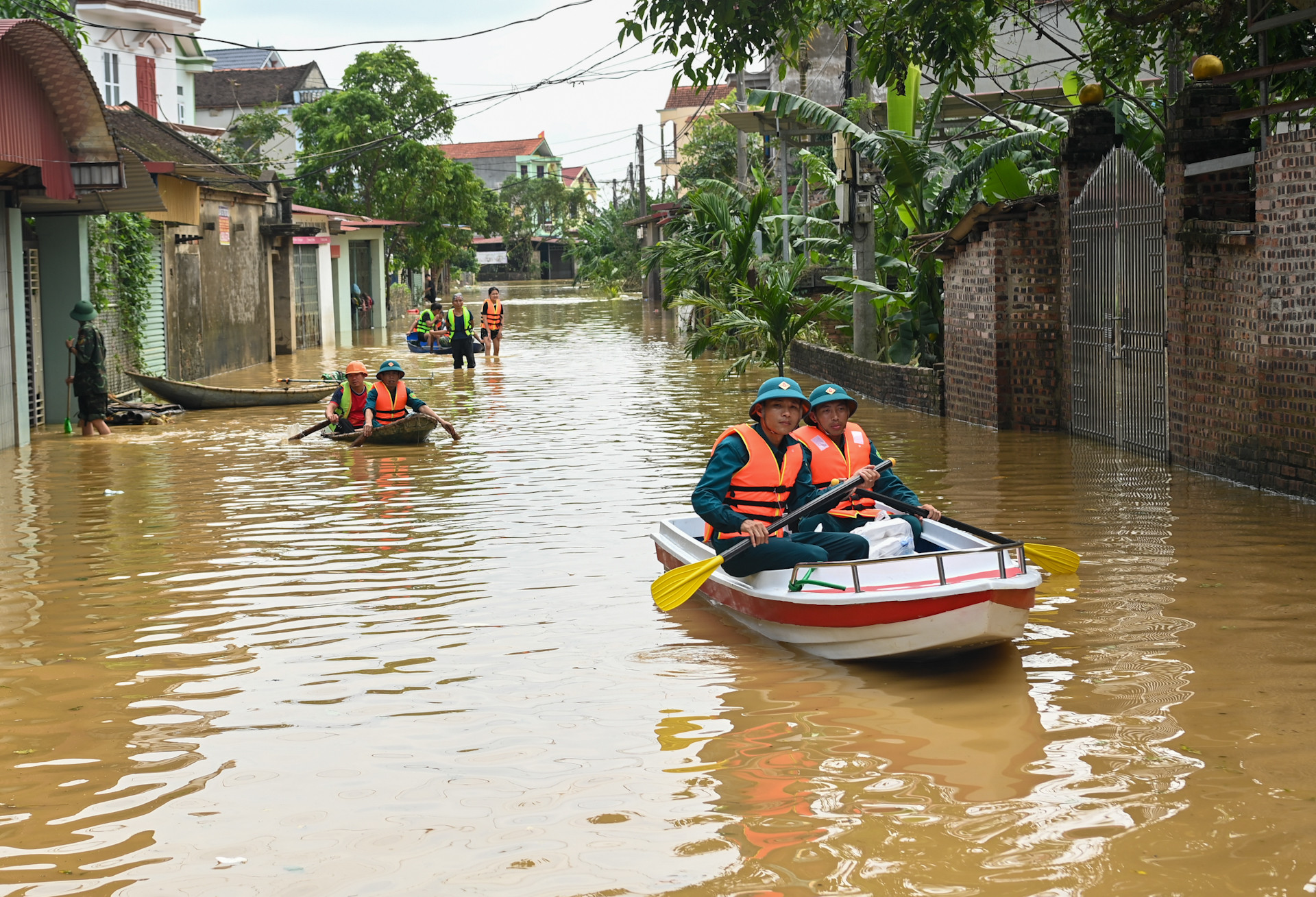 Nhiều khu vực tại xã Nga My, huyện Phú Bình vẫn ngập sâu trong nước.