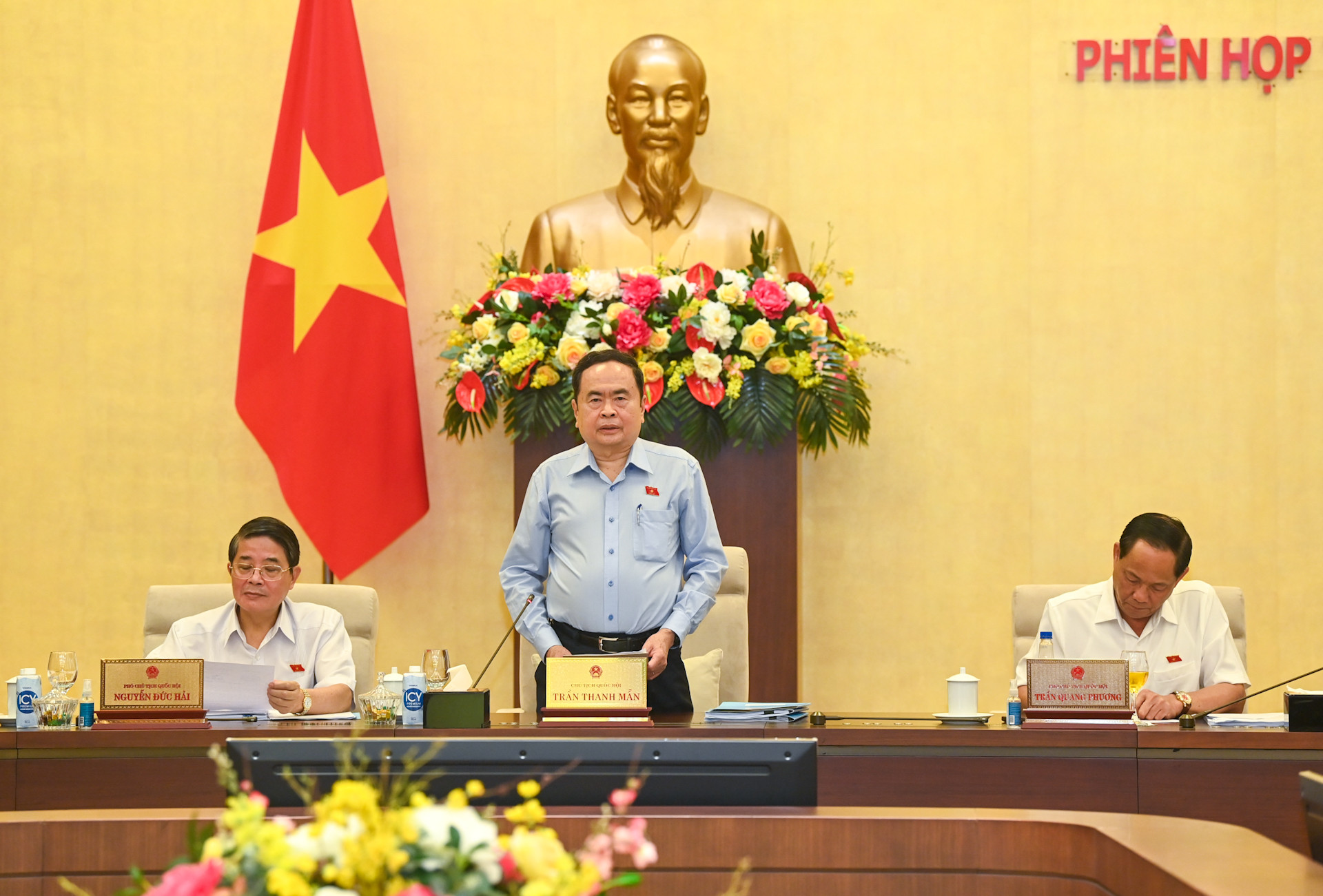 Chủ tịch Quốc hội Trần Thanh Mẫn phát biểu khai mạc, gợi mở các nội dung thảo luận tại phiên họp. Chủ tịch Quốc hội Trần Thanh Mẫn phát biểu khai mạc, gợi mở các nội dung thảo luận tại phiên họp.