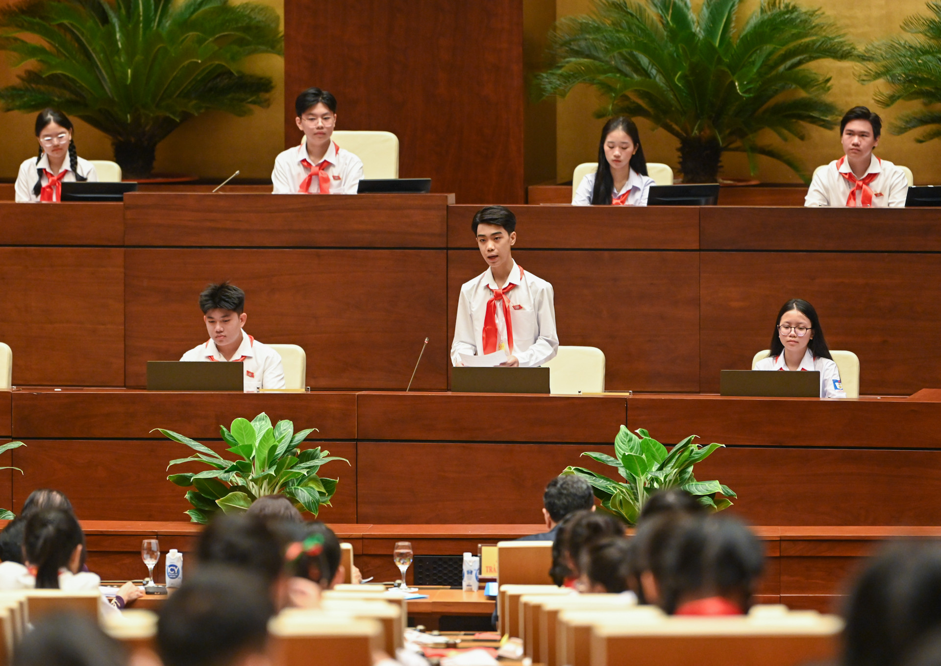 Bộ trưởng Giáo dục và Đào tạo trẻ em trả lời câu hỏi chất vấn của đại biểu “Quốc hội trẻ em”. Bộ trưởng Giáo dục và Đào tạo trẻ em trả lời câu hỏi chất vấn của đại biểu “Quốc hội trẻ em”.